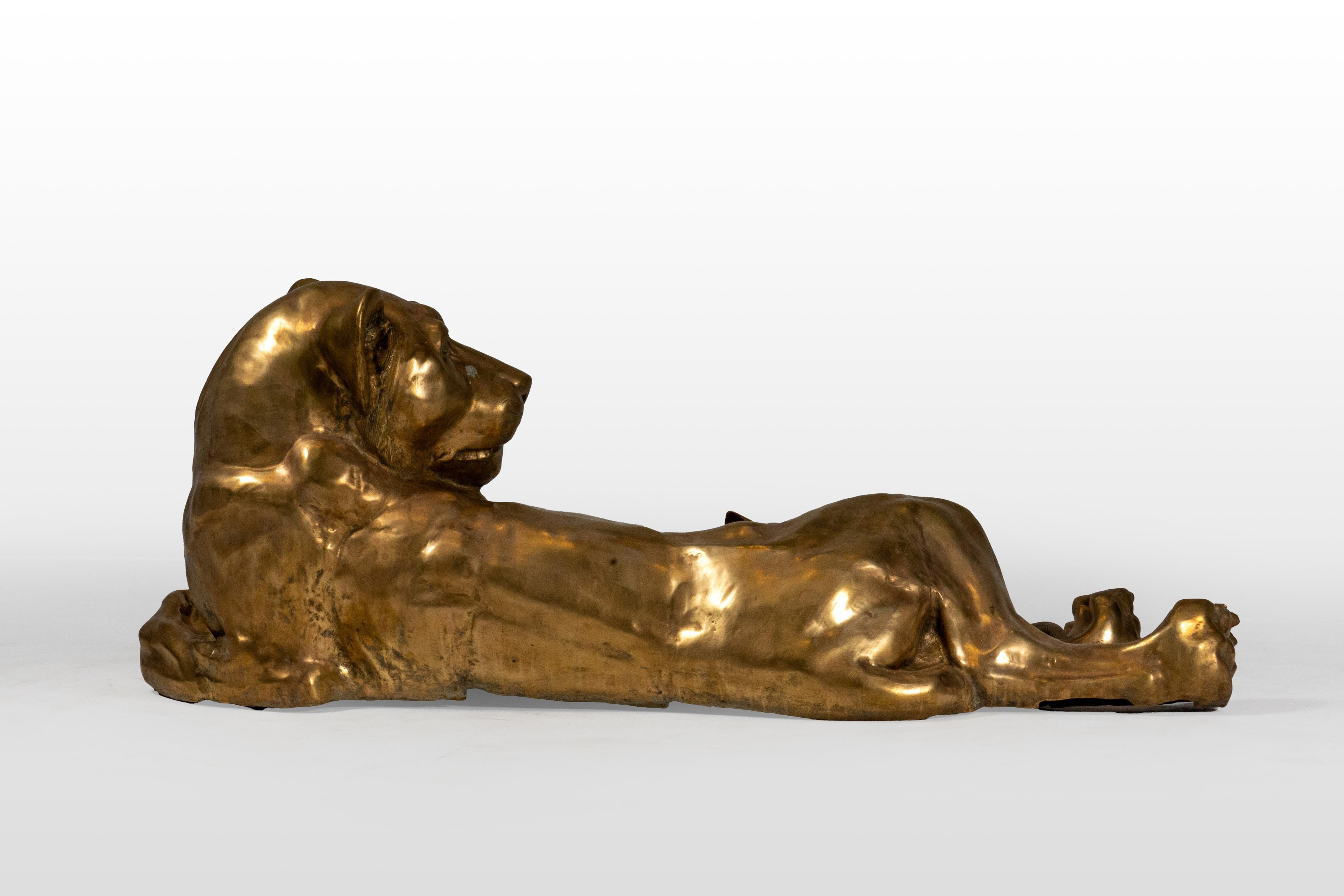 XX secolo Scultura in ottone raffigurante una leonessa con cuccioli di leone in vendita