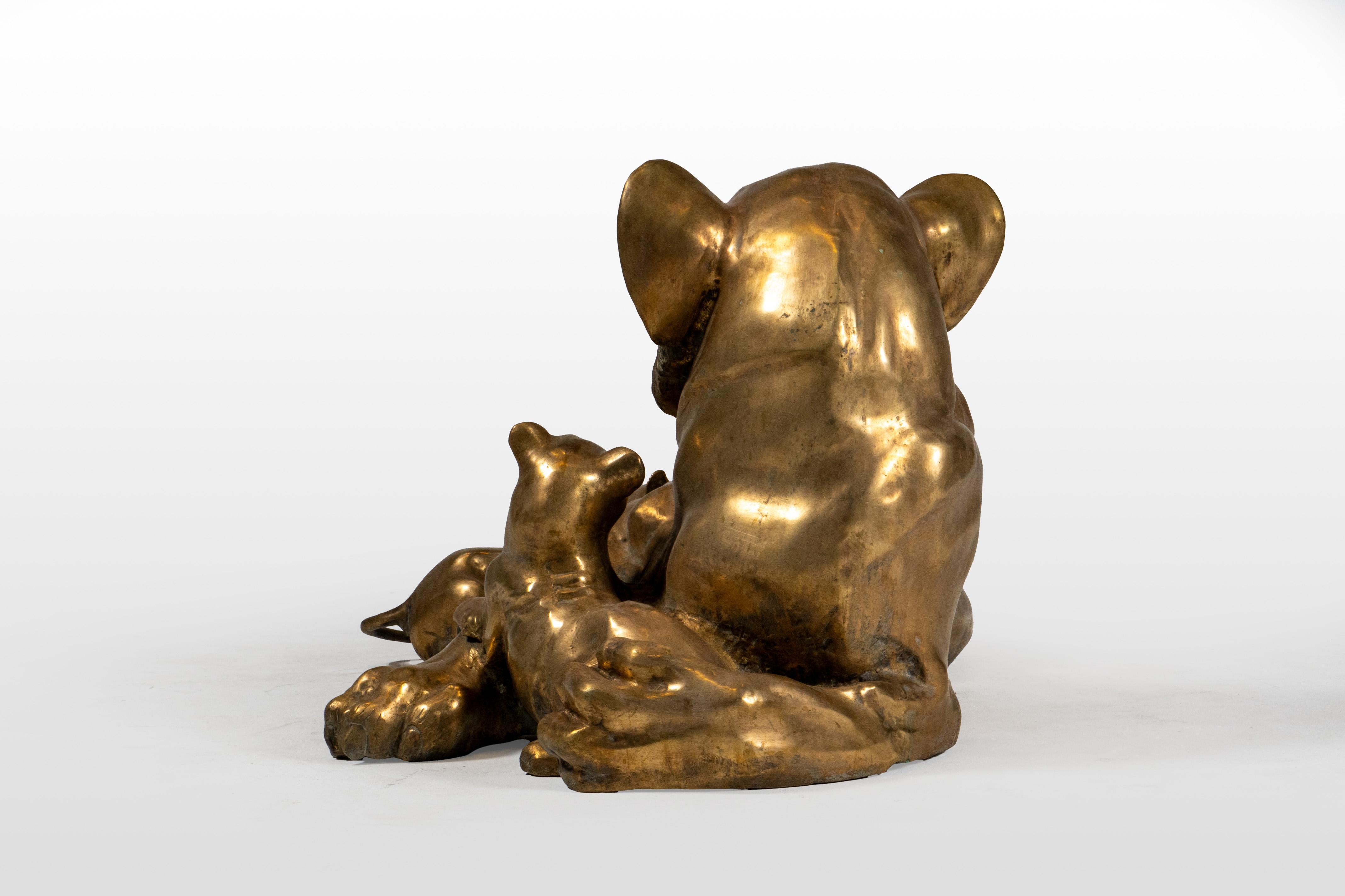 Ottone Scultura in ottone raffigurante una leonessa con cuccioli di leone in vendita