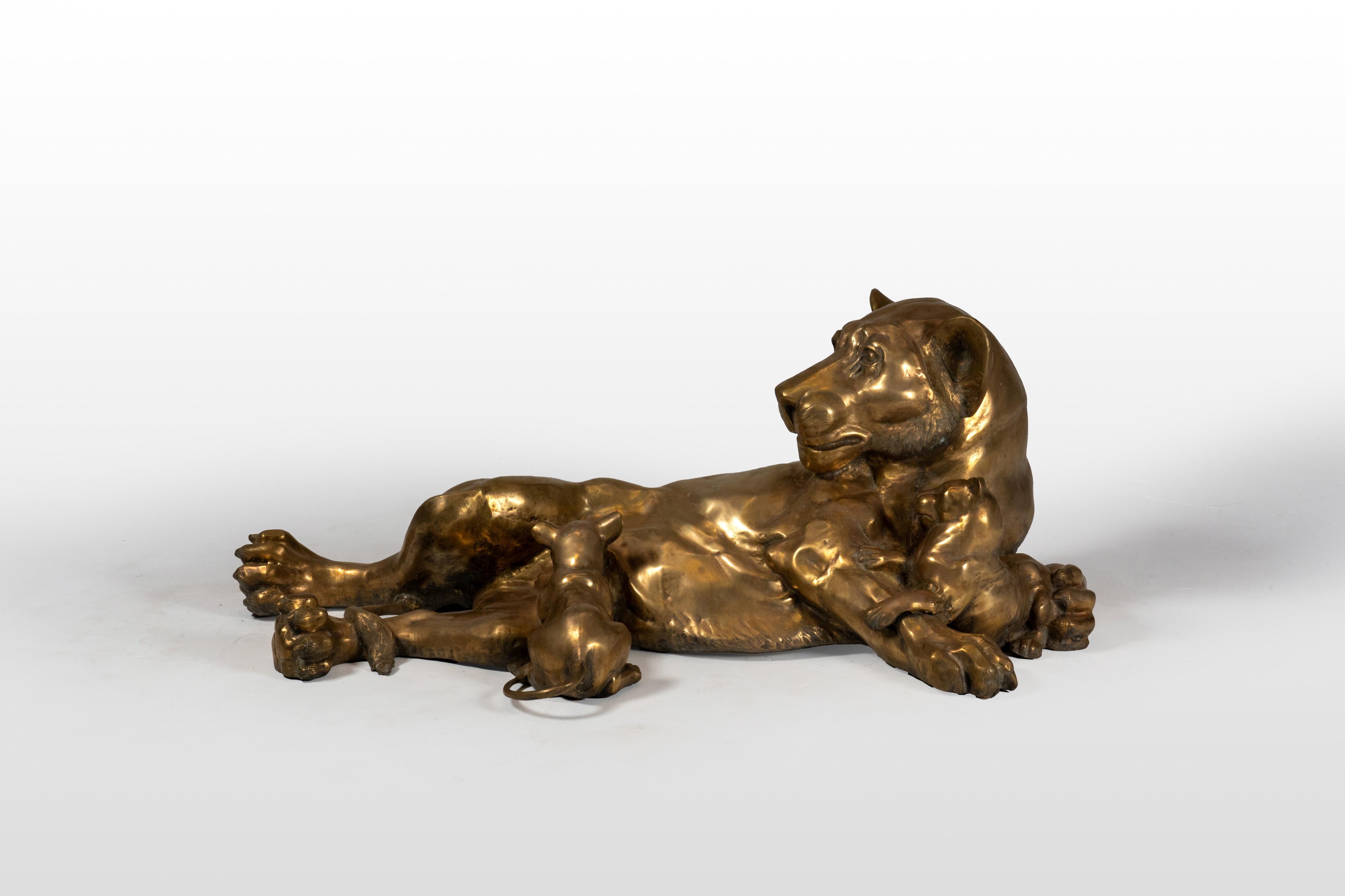 Scultura in ottone raffigurante una leonessa con cuccioli di leone in vendita 1