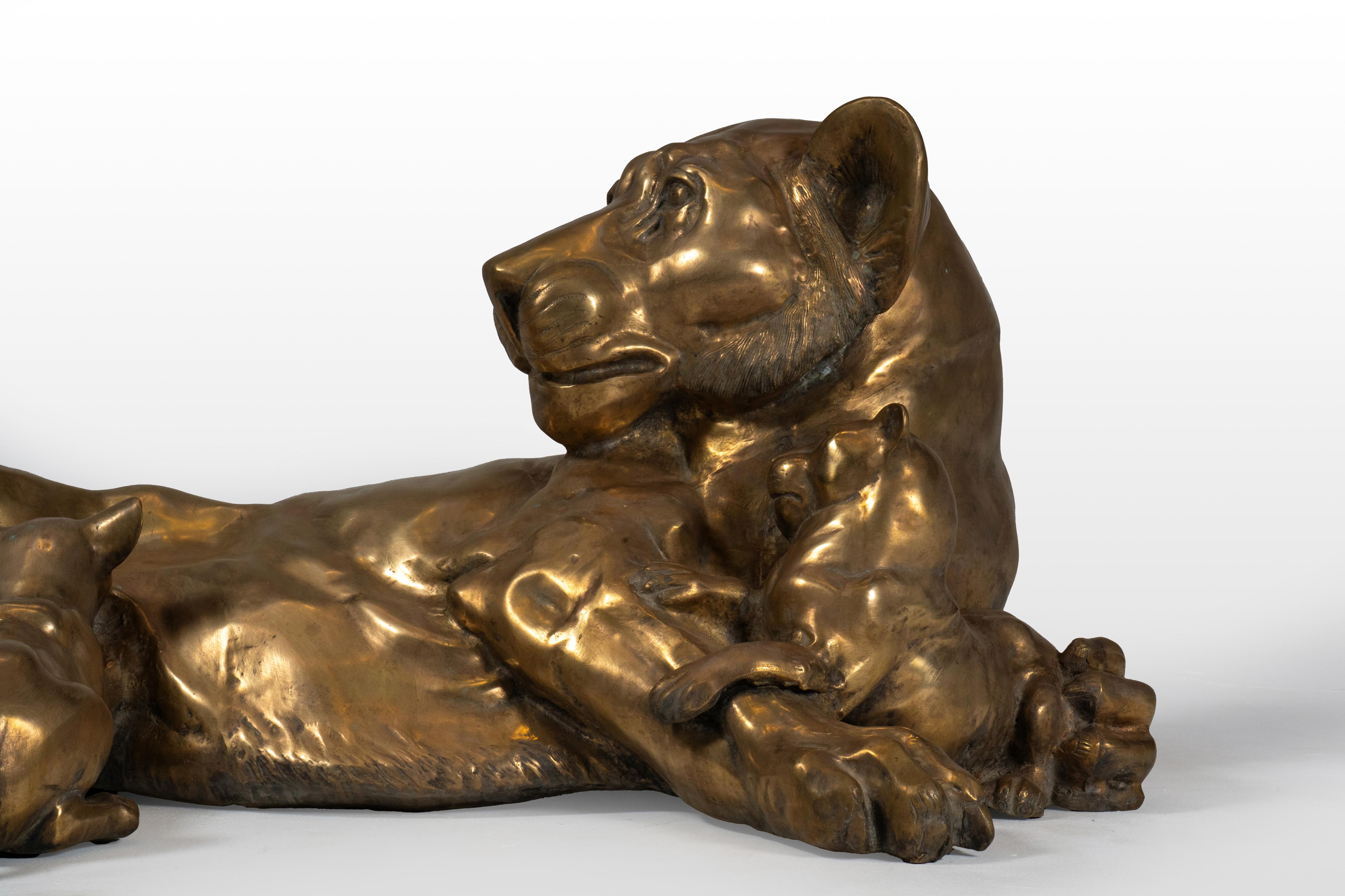 Scultura in ottone raffigurante una leonessa con cuccioli di leone in vendita 2