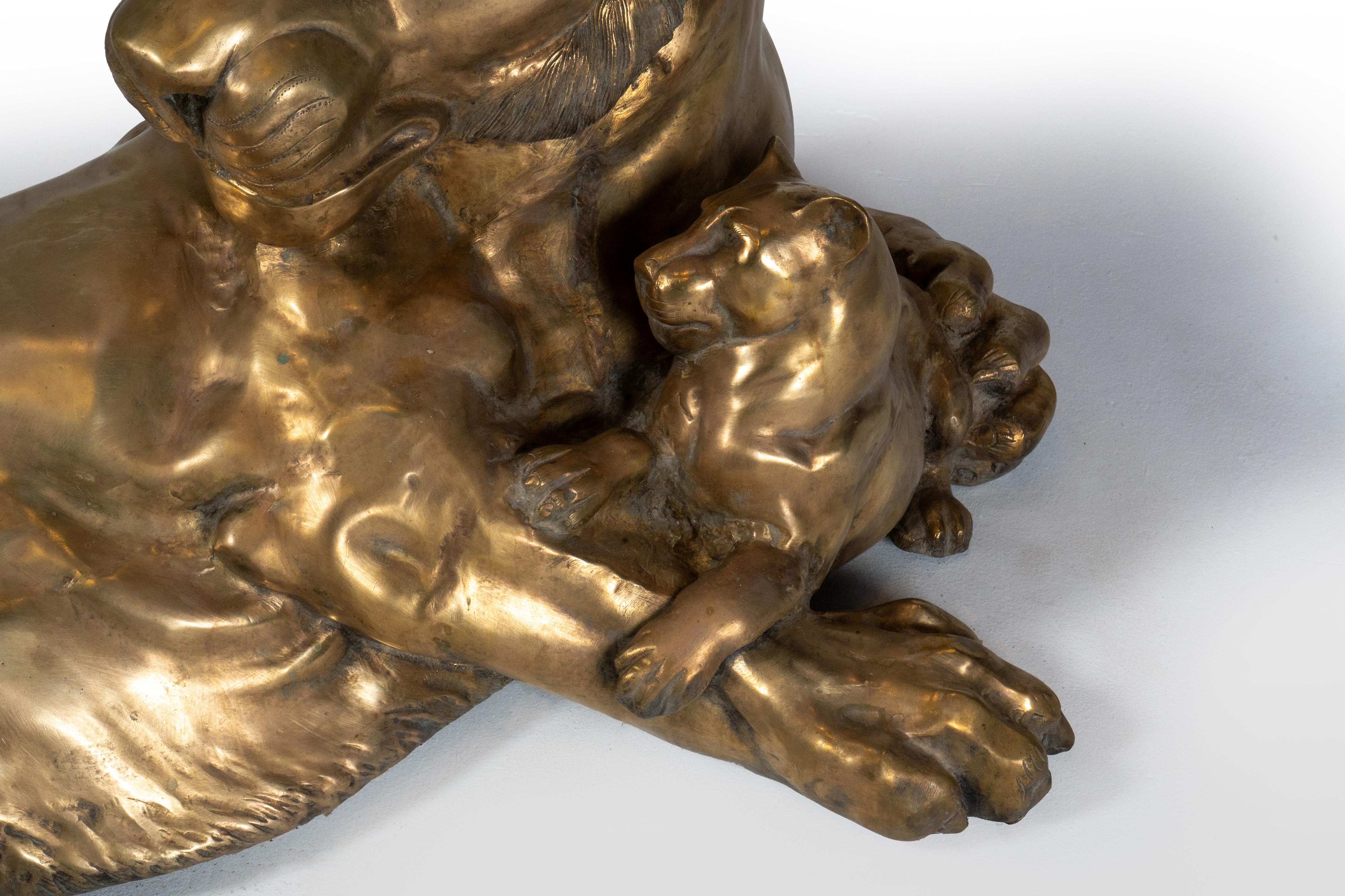 Scultura in ottone raffigurante una leonessa con cuccioli di leone in vendita 3