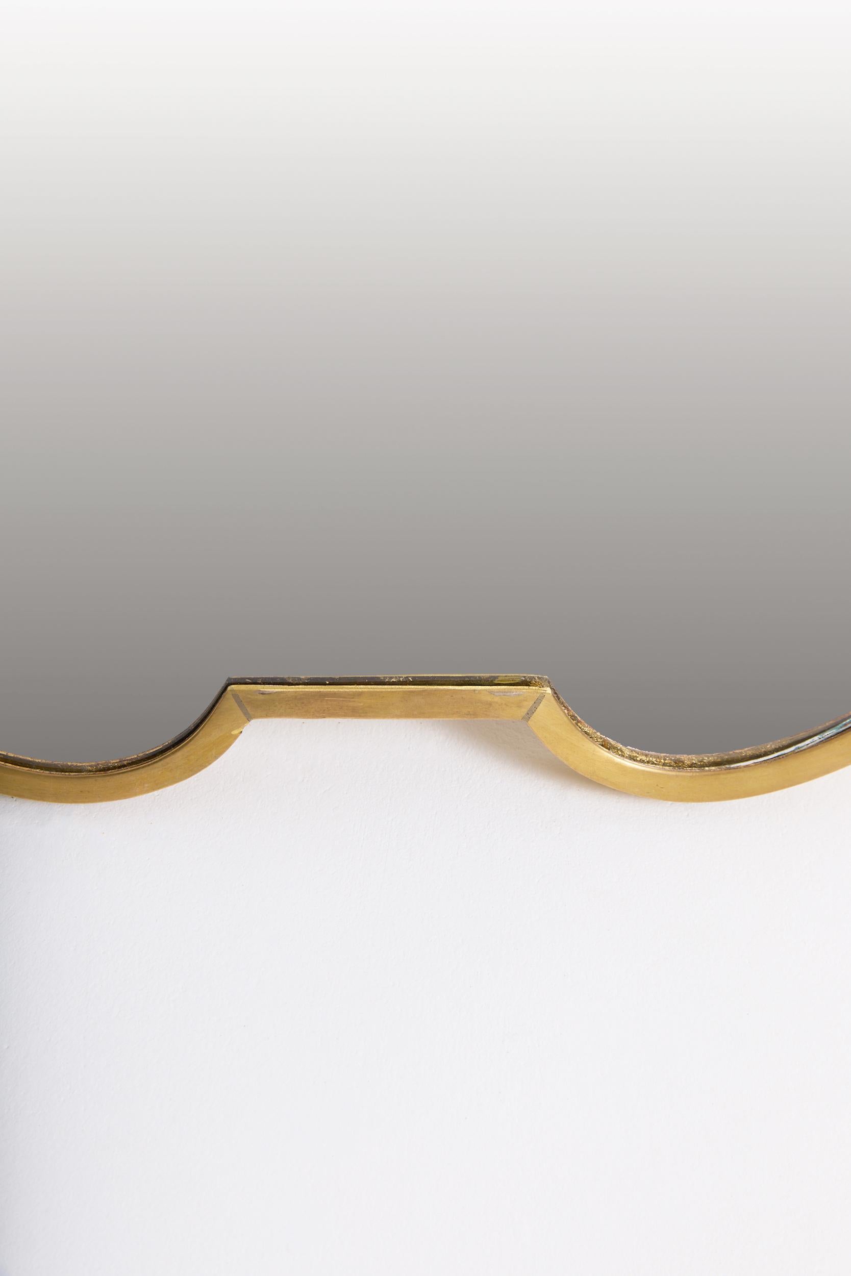 Milieu du XXe siècle Miroir à bouclier en laiton en vente