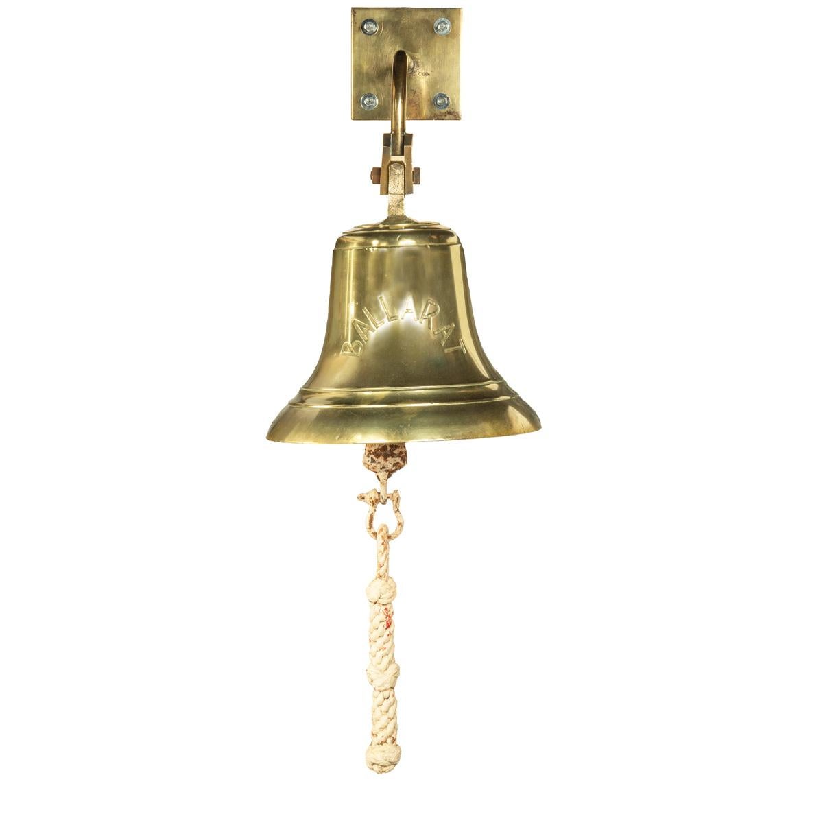 Cette cloche de navire en bronze est gravée de la légende 