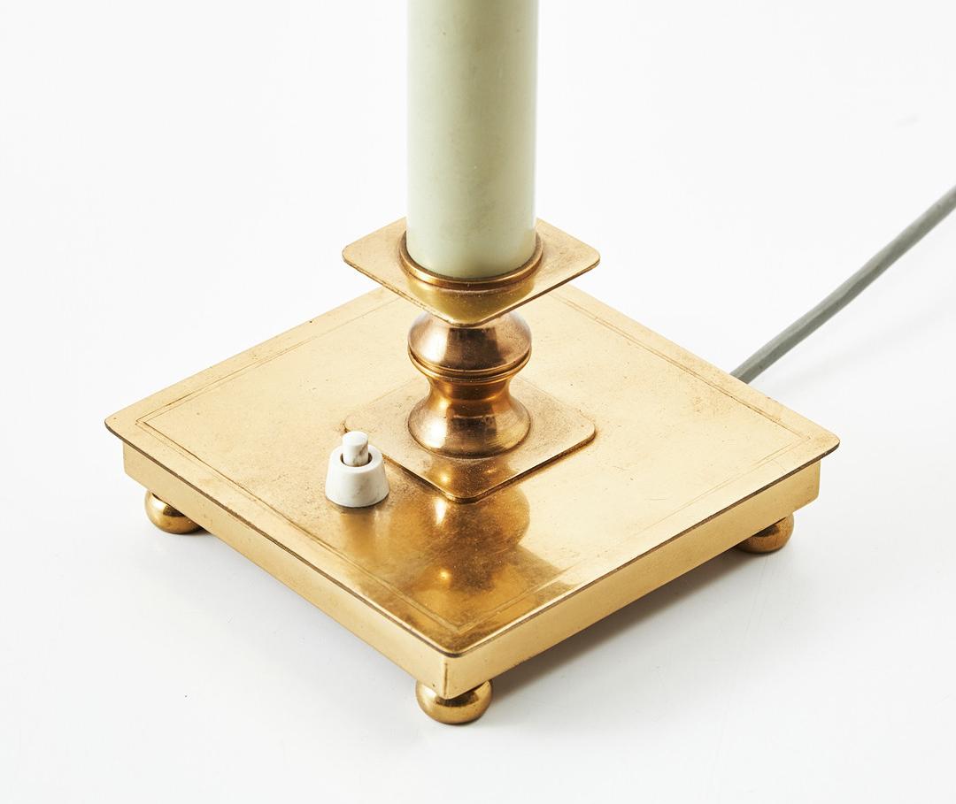 Lampe de table moderne suédoise par le fabricant suédois Boréns. Avec abat-jour en laiton brossé et fleuron personnalisé, et tige peinte avec la laque d'origine. Comprend un nouveau câblage. Vers les années 60.