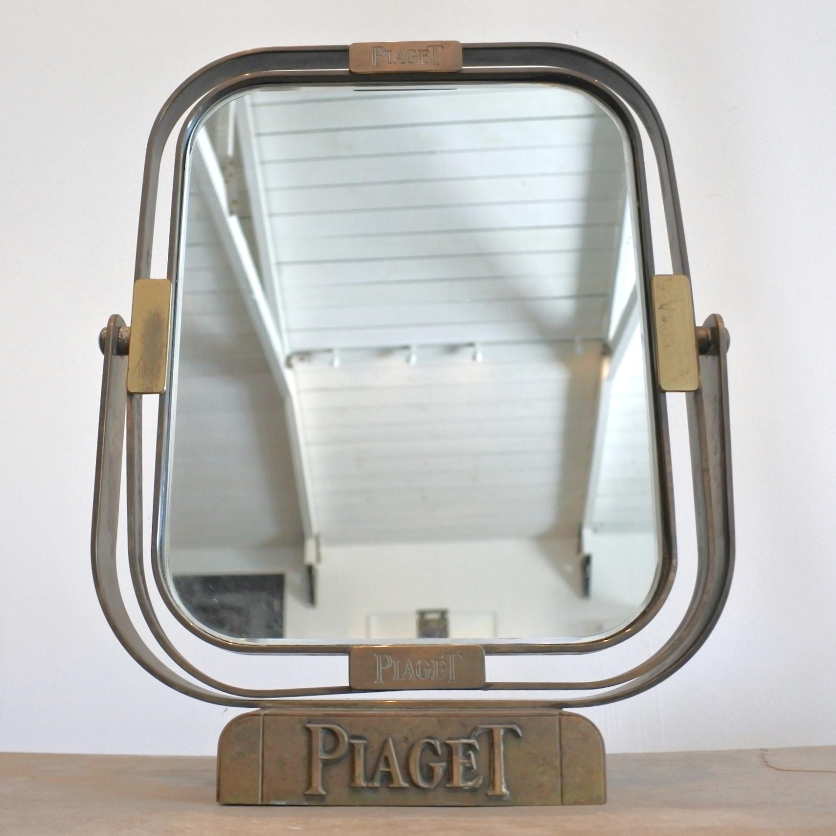 Miroir de table en laiton de style déco pour les horlogers suisses de luxe 'Piaget', vers les années 1960

La société Piaget a été fondée en 1874 par Georges Piaget dans le canton suisse de Neuchâtel, dans un petit village appelé  La Côte-aux-Fées.