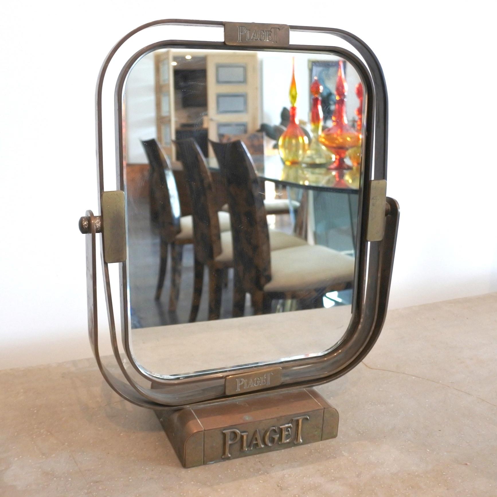 Art déco Miroir de table en laiton pour la marque de montres suisses de luxe Piaget, vers les années 1960 en vente