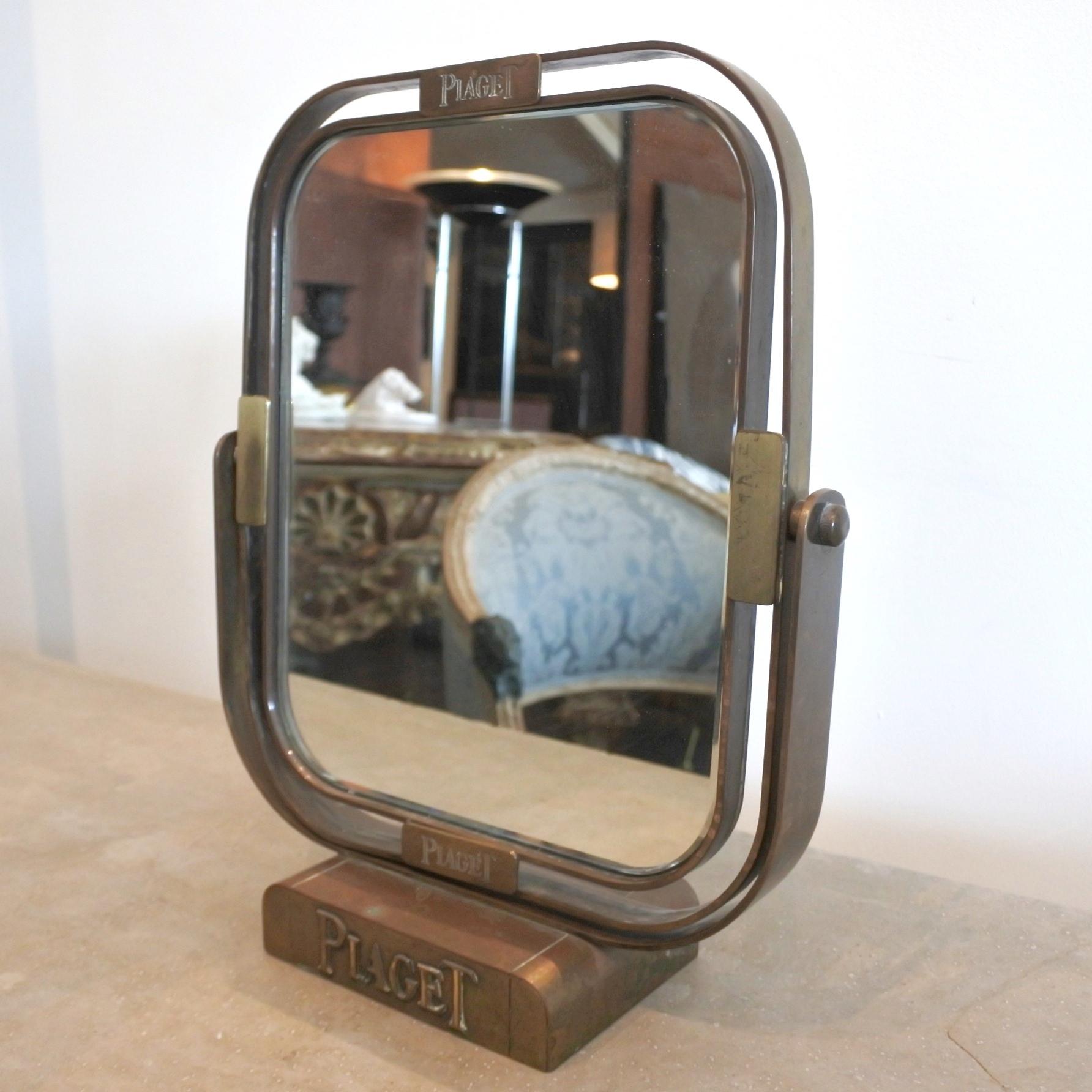 Suisse Miroir de table en laiton pour la marque de montres suisses de luxe Piaget, vers les années 1960 en vente