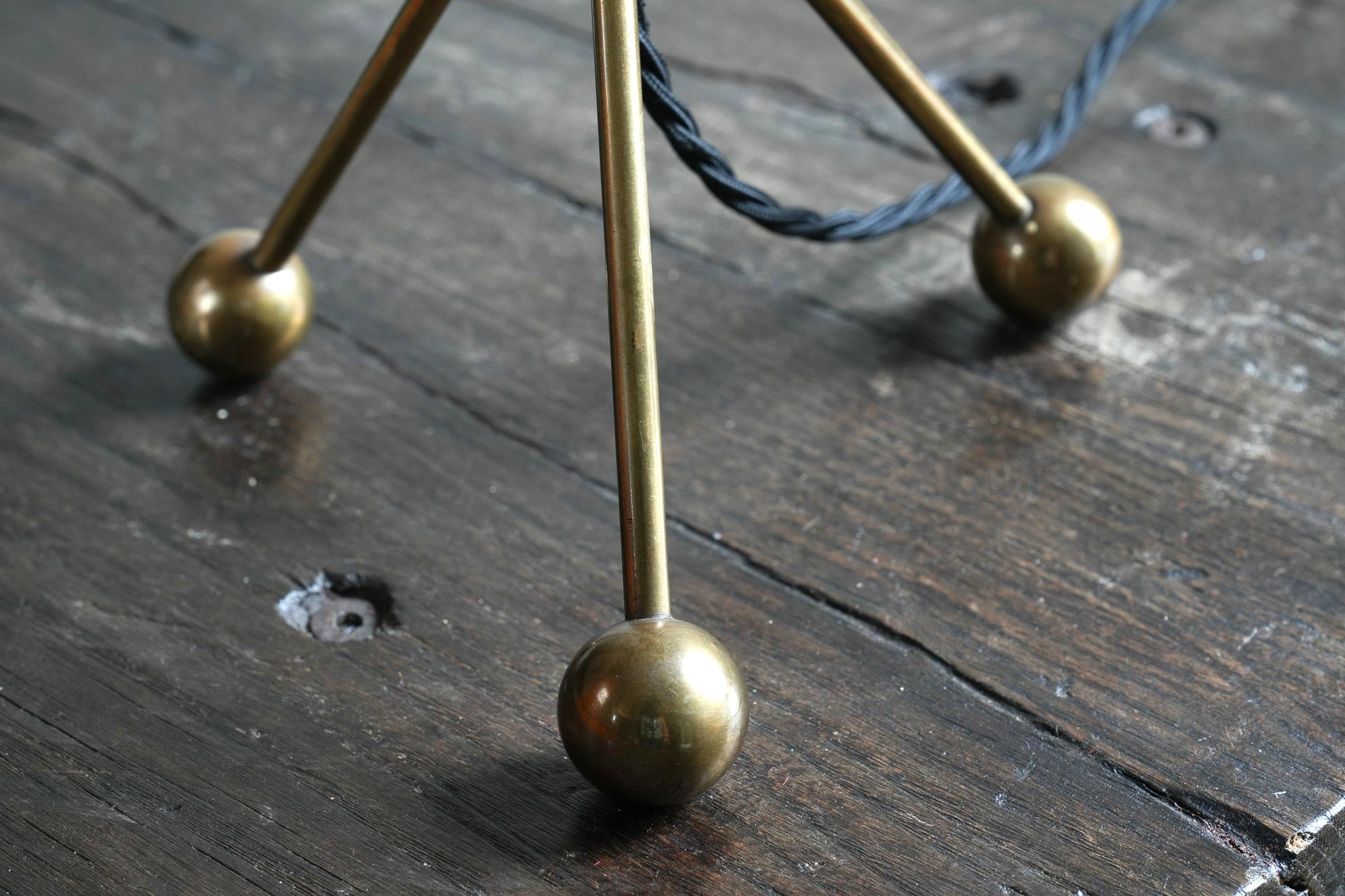 A Brass Tripod Table Lamp In Good Condition In Conwy, GB