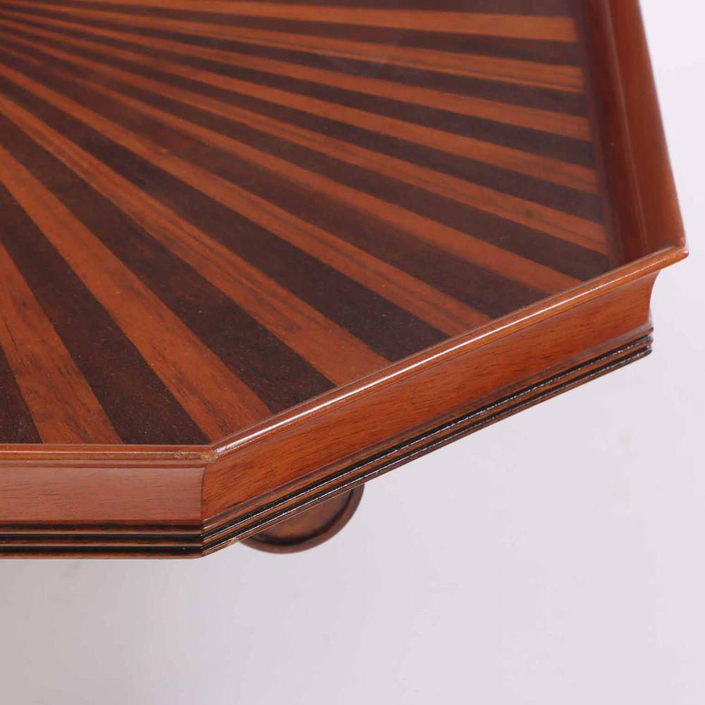 Incrusté Table basse brésilienne en acajou massif et bois de rose, vers 1960. en vente