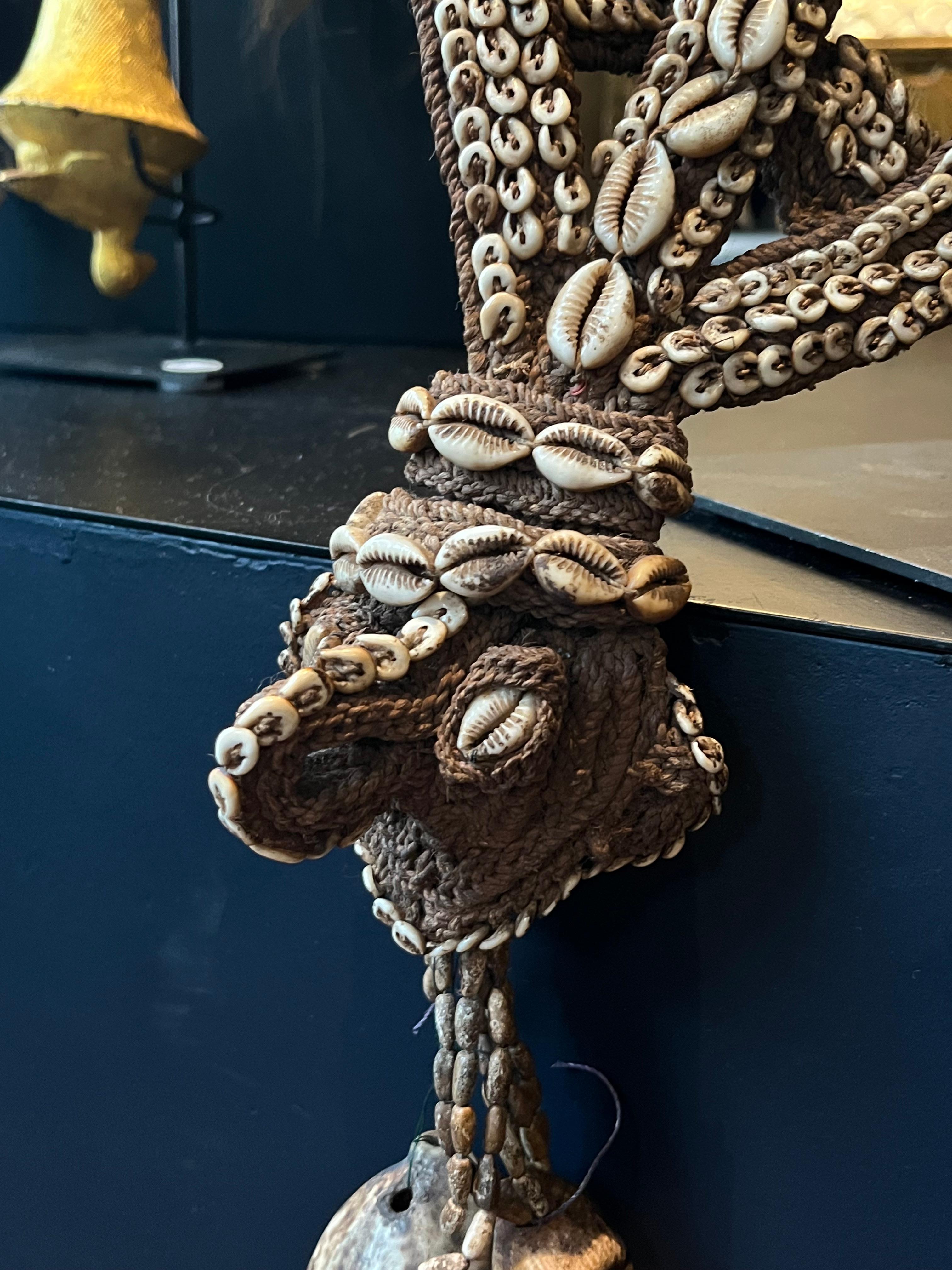 Iatmul, Papúa Nueva Guinea, siglo XX

Este tocado ceremonial lo lleva tradicionalmente una joven novia cuando entra por primera vez en casa de su nuevo marido. Adornado con conchas -especialmente de cauri, que en otro tiempo se comercializaba como