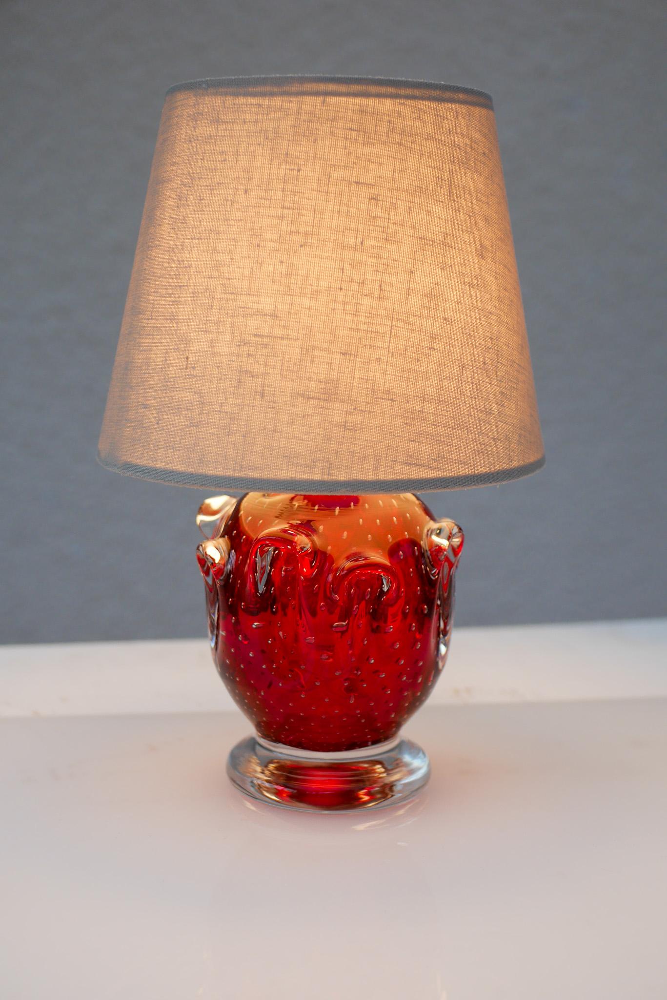 Verre brun Lampe en cristal rouge vif de Börne Augustsson pour Åseda, Suède en vente