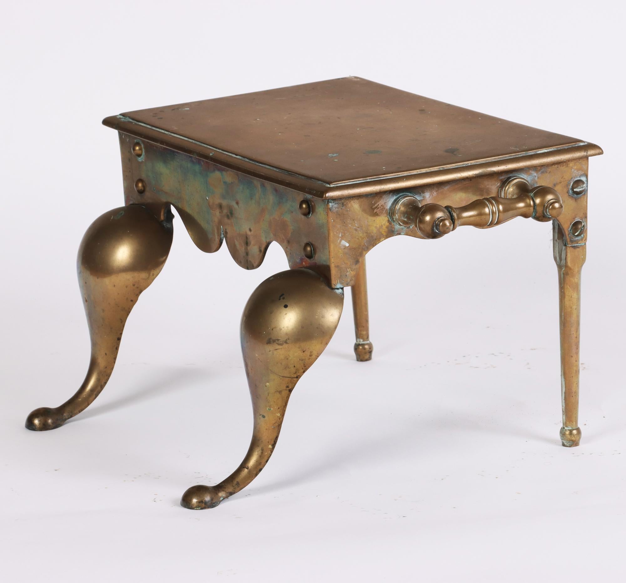 Tabouret de cheminée britannique ancien en laiton avec pieds en forme de cœur, 19e siècle Bon état - En vente à Philadelphia, PA