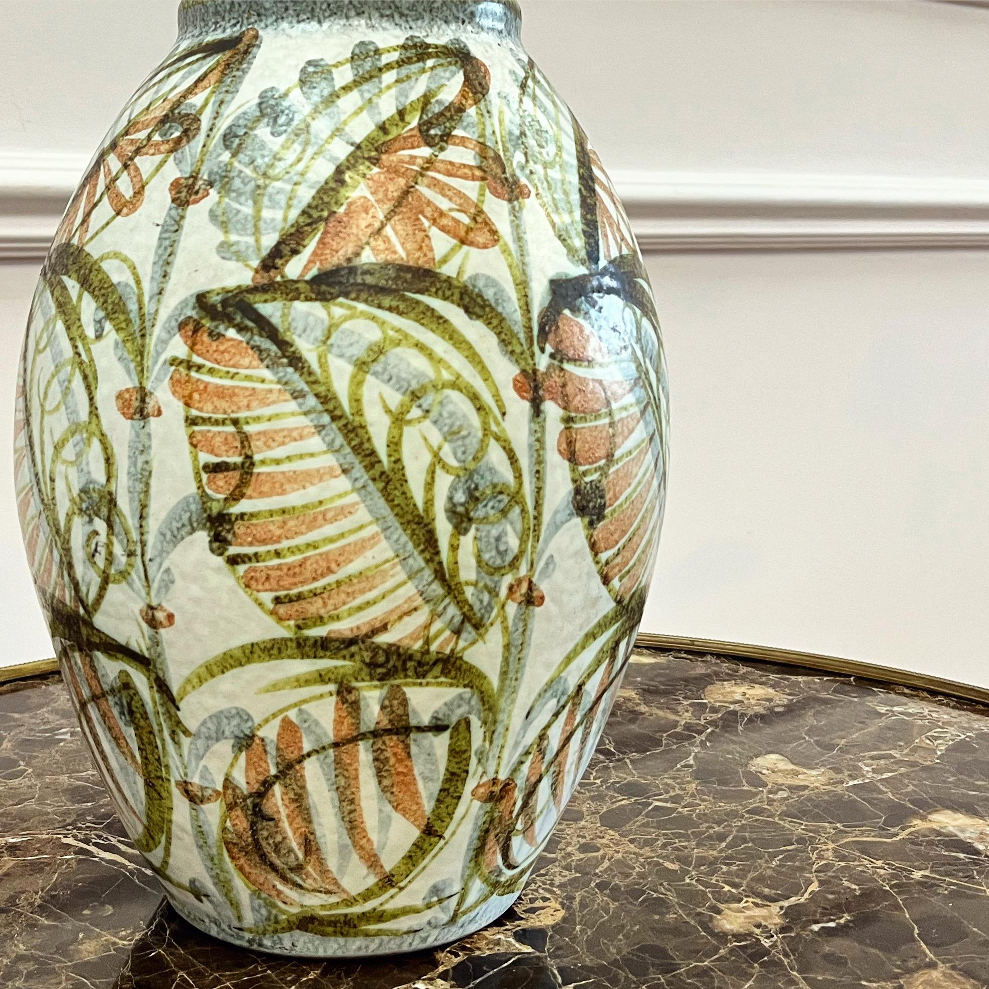 Anglais Vase ovale en poterie d'art britannique, maintenant lampe en vente