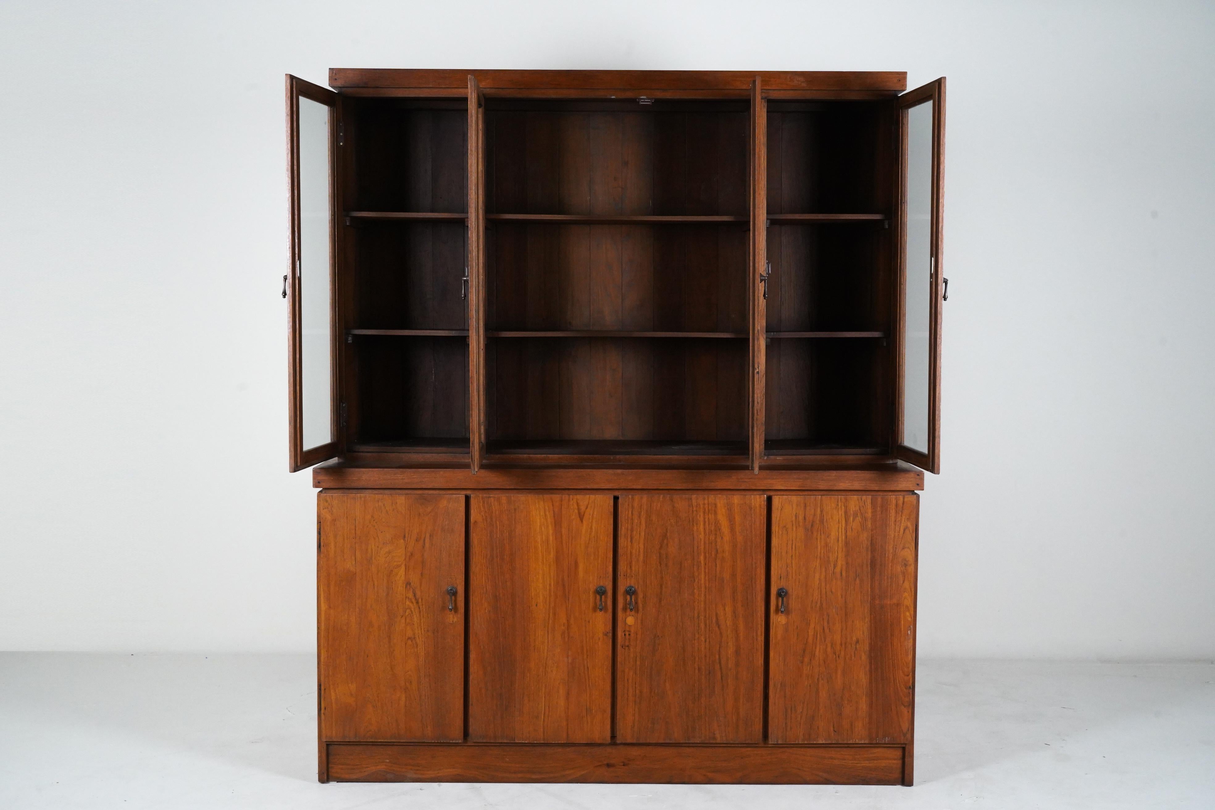 A British Colonial Bookcase with Bottom Storage In Good Condition For Sale In Chicago, IL
