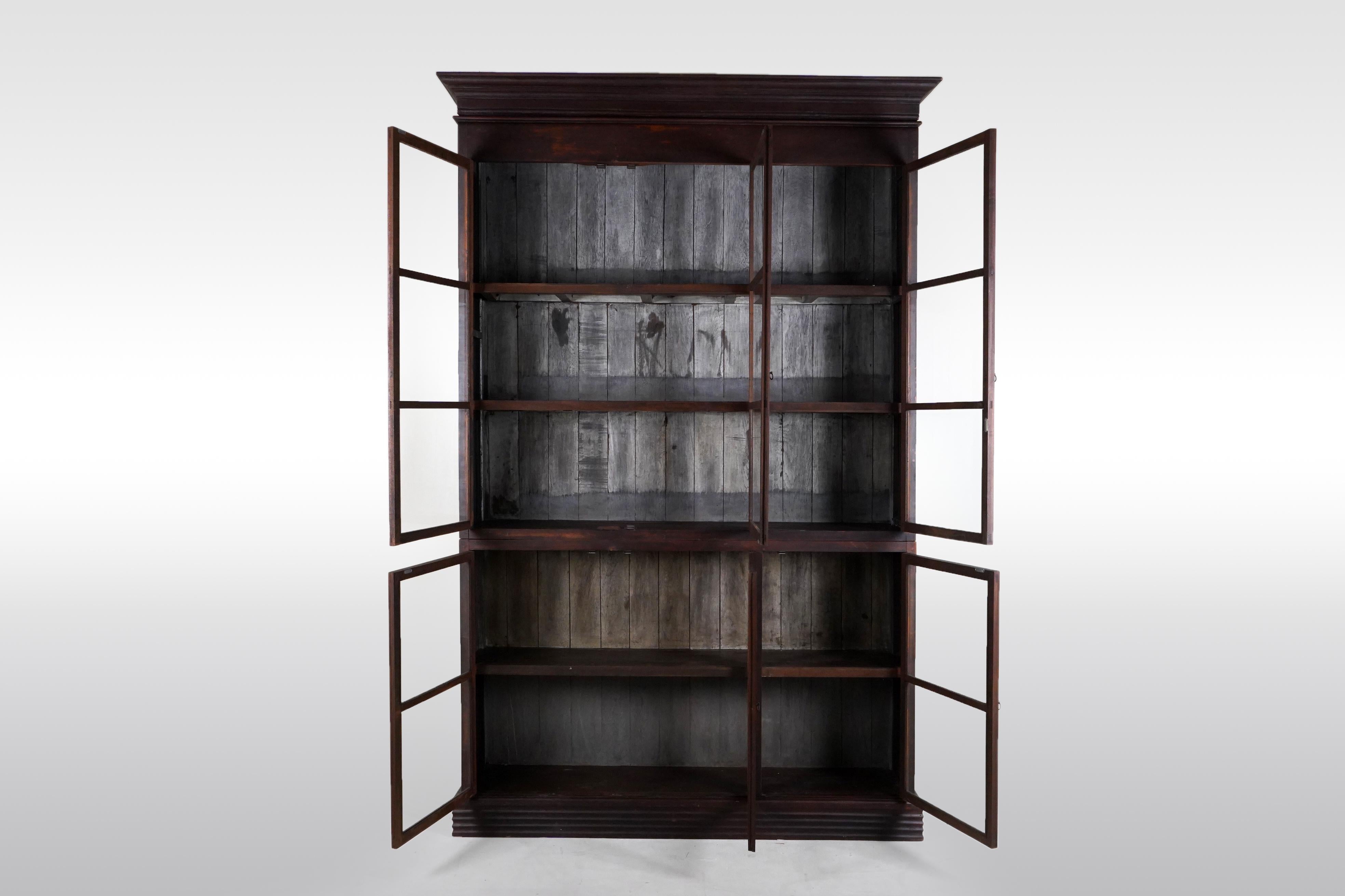 A British Colonial Teak Wood Bookcase In Good Condition For Sale In Chicago, IL
