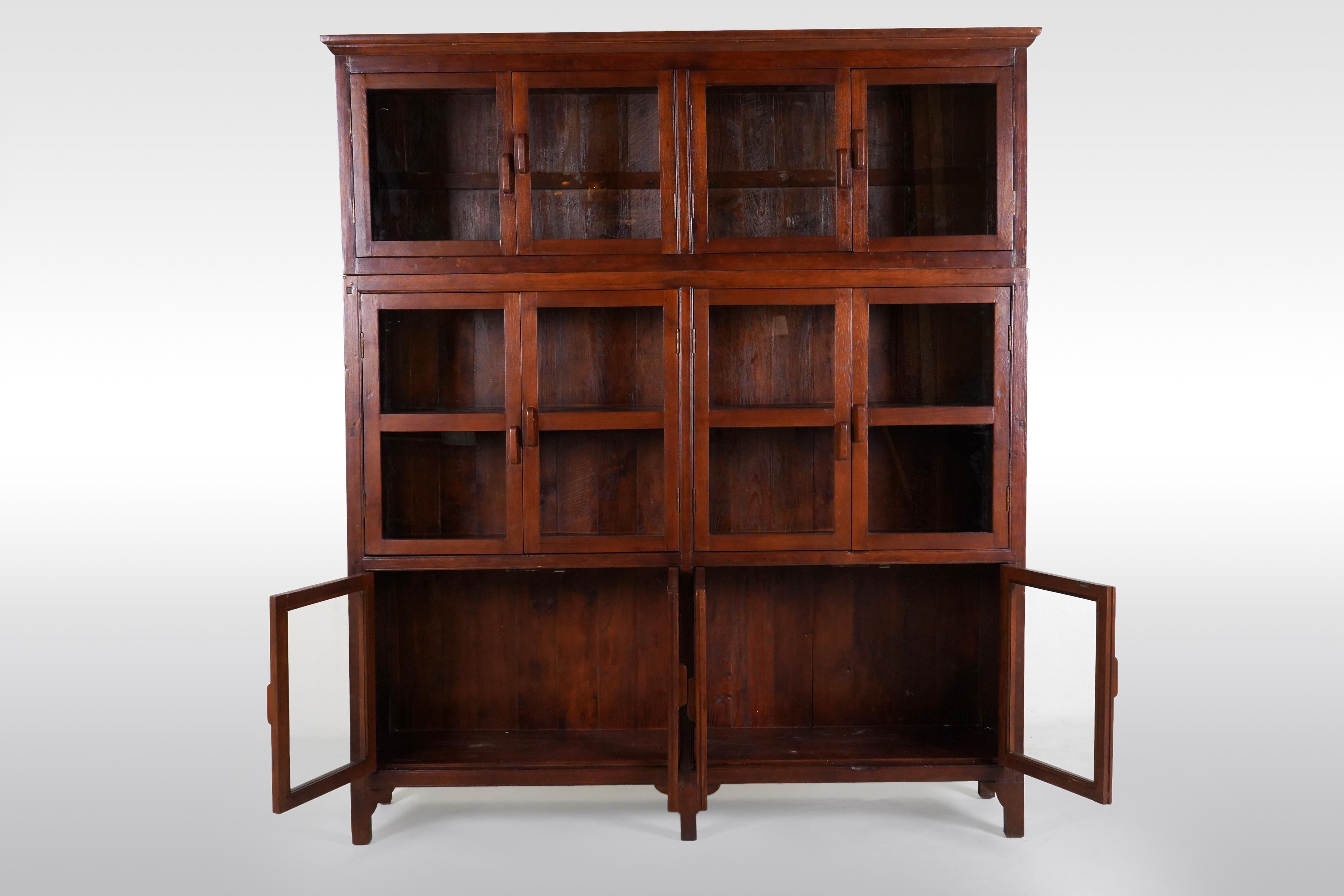 A British Colonial Teak Wood Bookcase In Good Condition In Chicago, IL