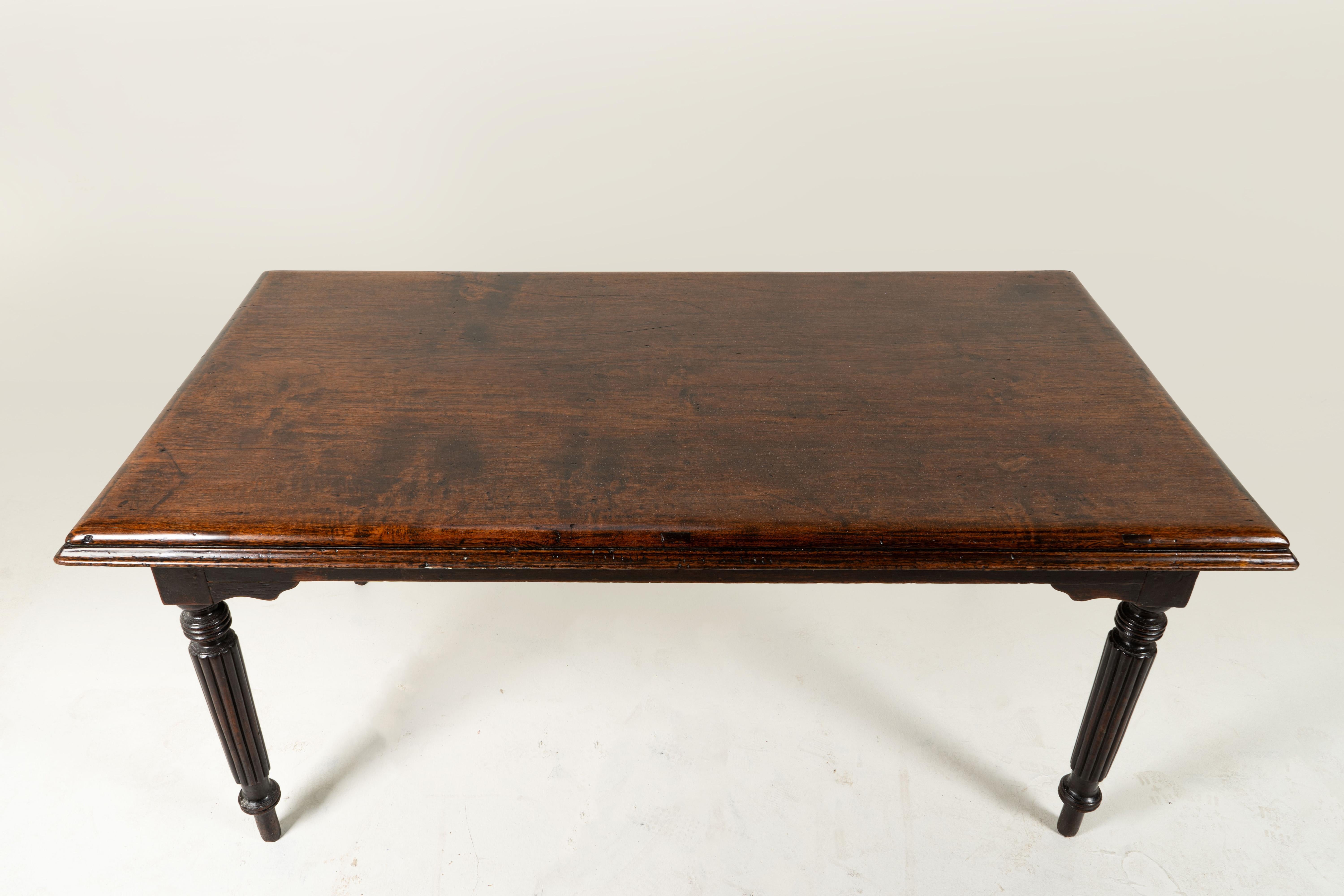 A British Colonial Teakwood Dining Table In Good Condition In Chicago, IL