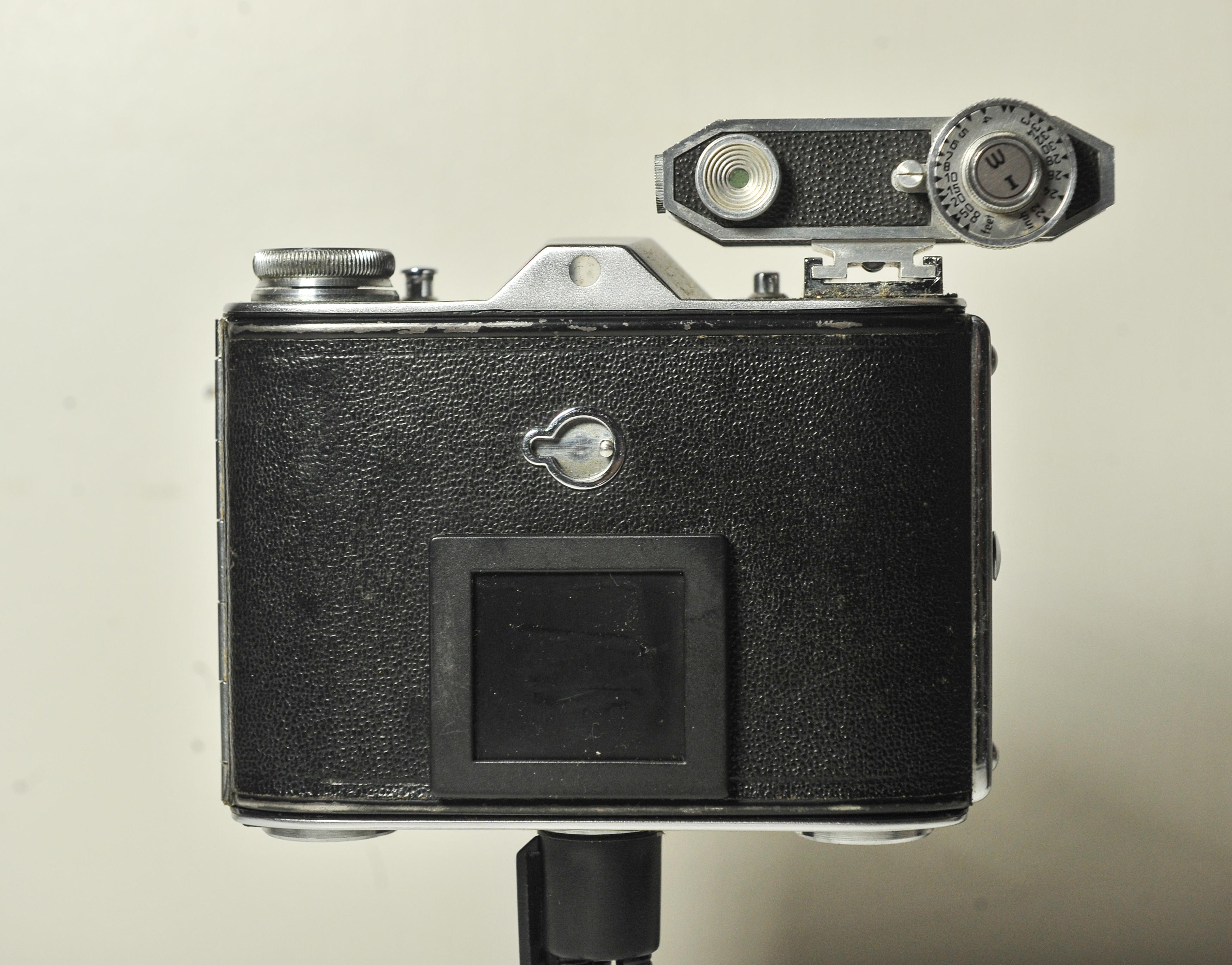 A British Made Ensign Selfix 16-20 Strut Folding Roll Medium Format Film Camera For Sale 3
