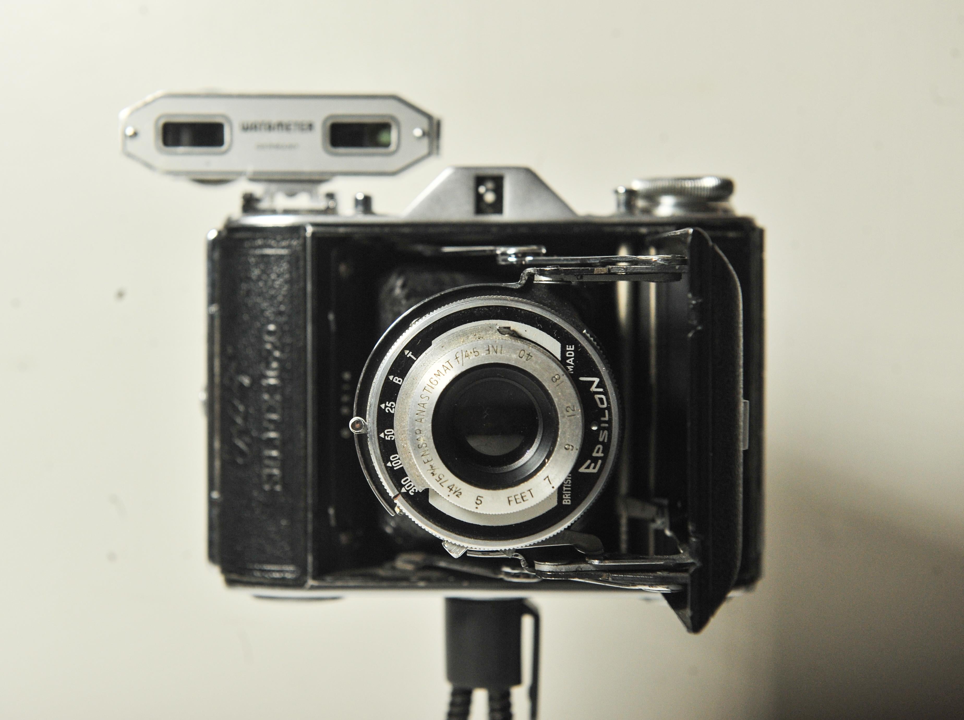 Mid-Century Modern A British Made Ensign Selfix 16-20 Strut Folding Roll Medium Format Film Camera For Sale