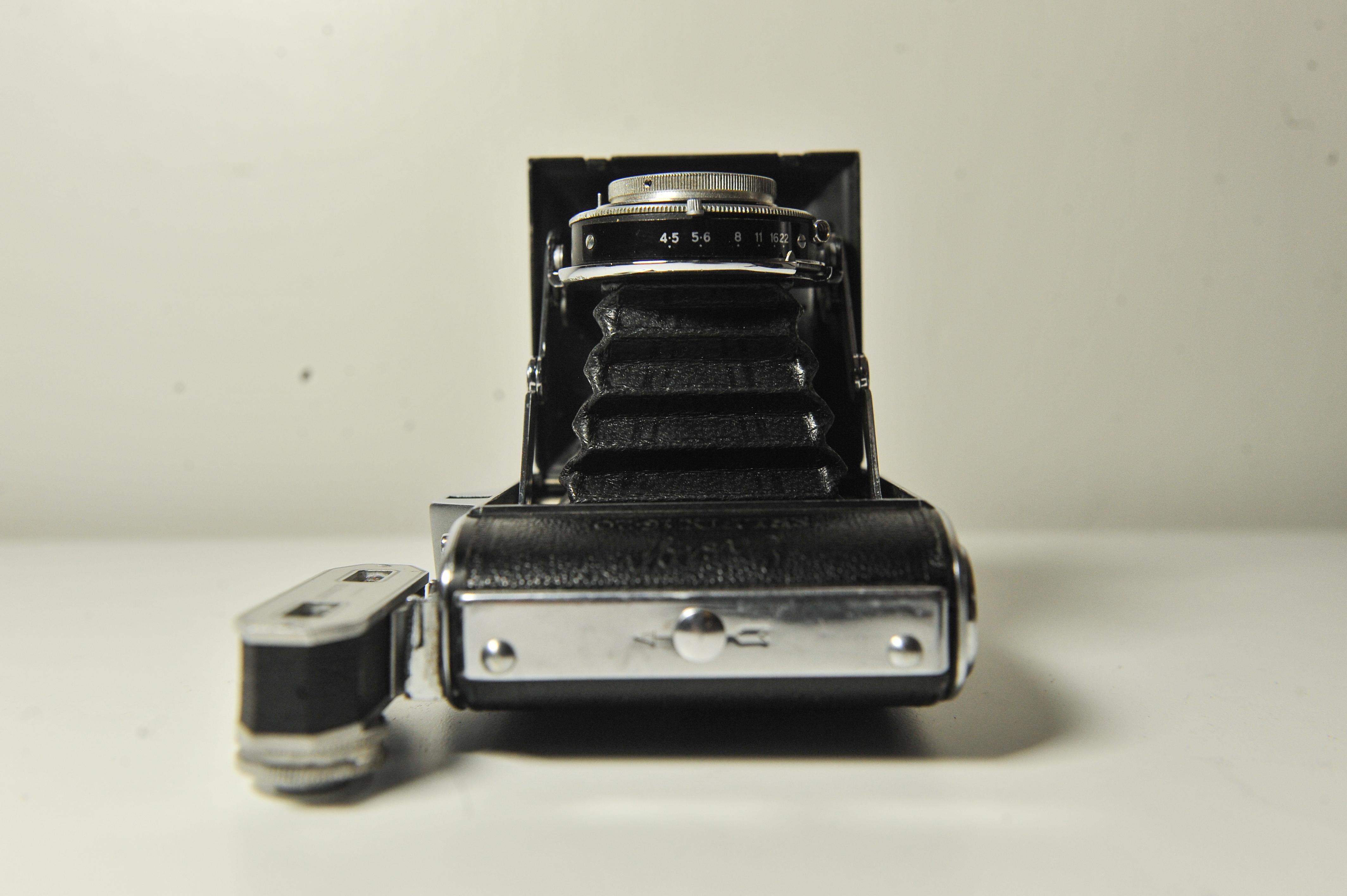 A British Made Ensign Selfix 16-20 Strut Folding Roll Medium Format Filmkamera, Britisch hergestellt (20. Jahrhundert) im Angebot