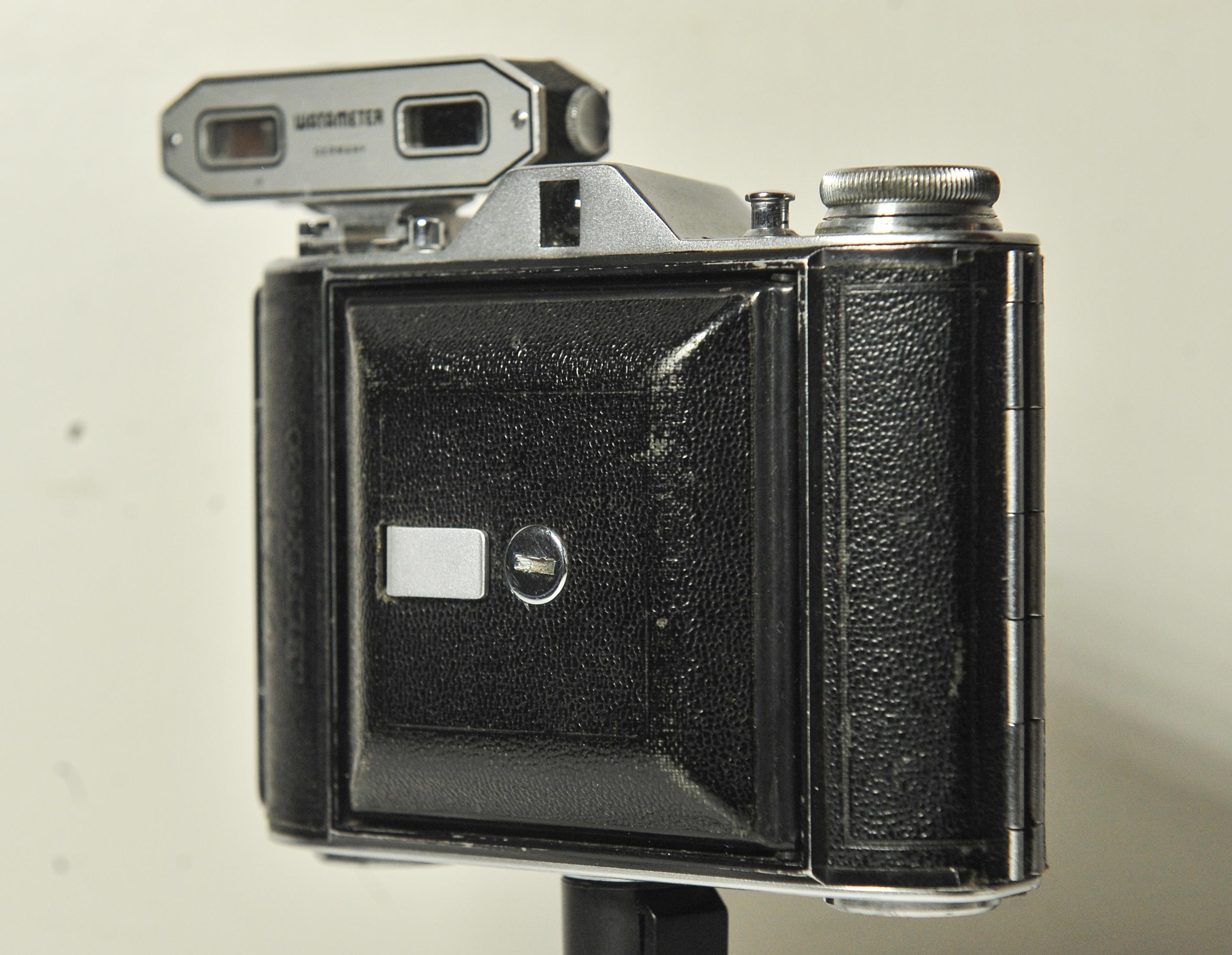 A British Made Ensign Selfix 16-20 Strut Folding Roll Medium Format Film Camera For Sale 1