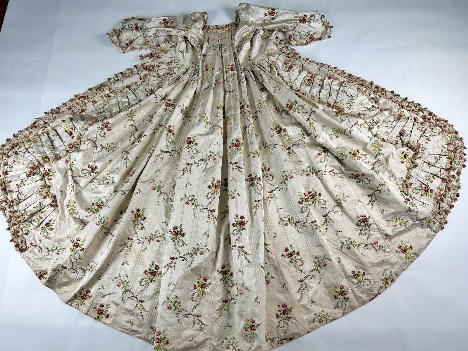 A brocaded pekin satin Sack-Back Dress - France Circa 1780 8