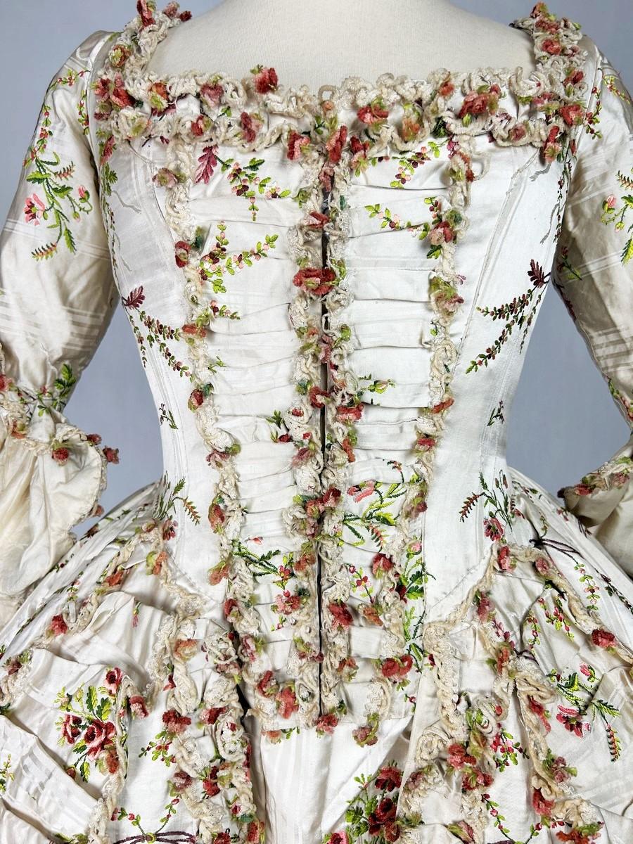 A brocaded pekin satin Sack-Back Dress - France Circa 1780 In Good Condition In Toulon, FR