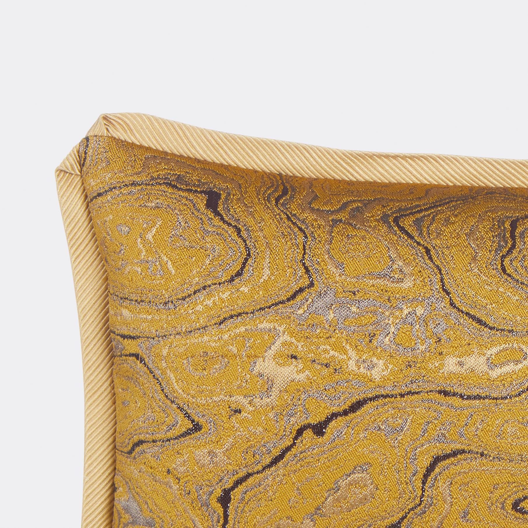 Un coussin en tissu Dries Van Noten en soie brochée avec fil métallique.