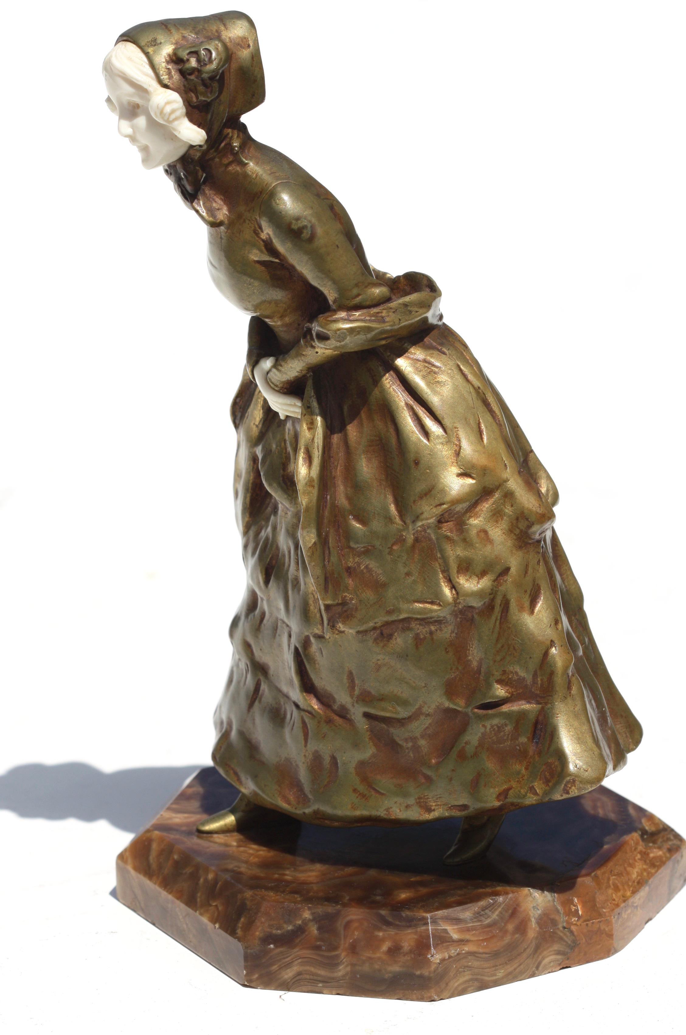 Figura di fanciulla in bronzo e scolpita, 1910 circa
Misure: Altezza 22,22 cm (8,75 pollici), 
Larghezza 5,25 pollici (13,33 cm), 
Profondità 5,25 pollici (13,33 cm).