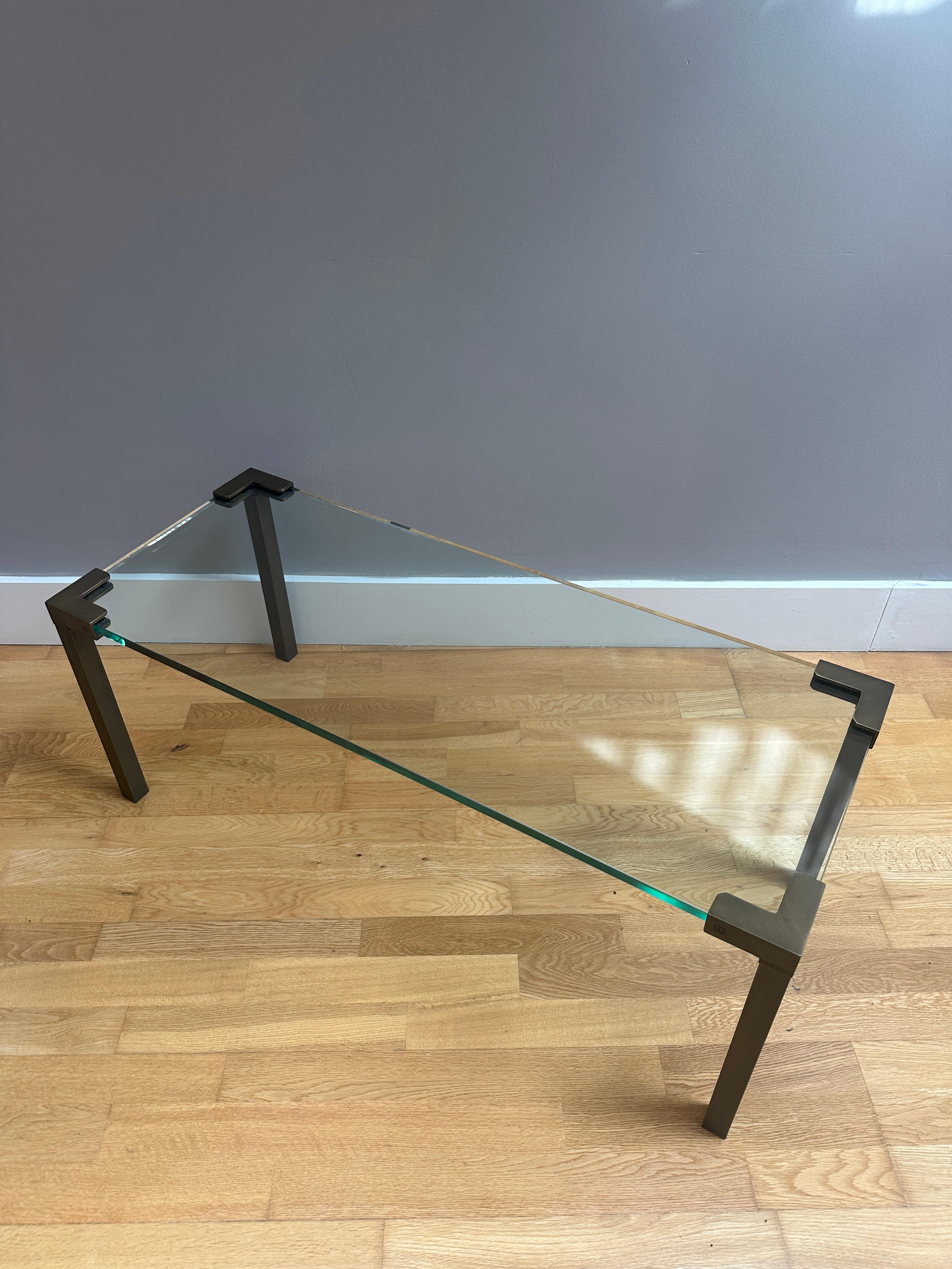 Néerlandais Table à café ou Cocktail Tables en bronze et verre de Peter Ghyczy en vente