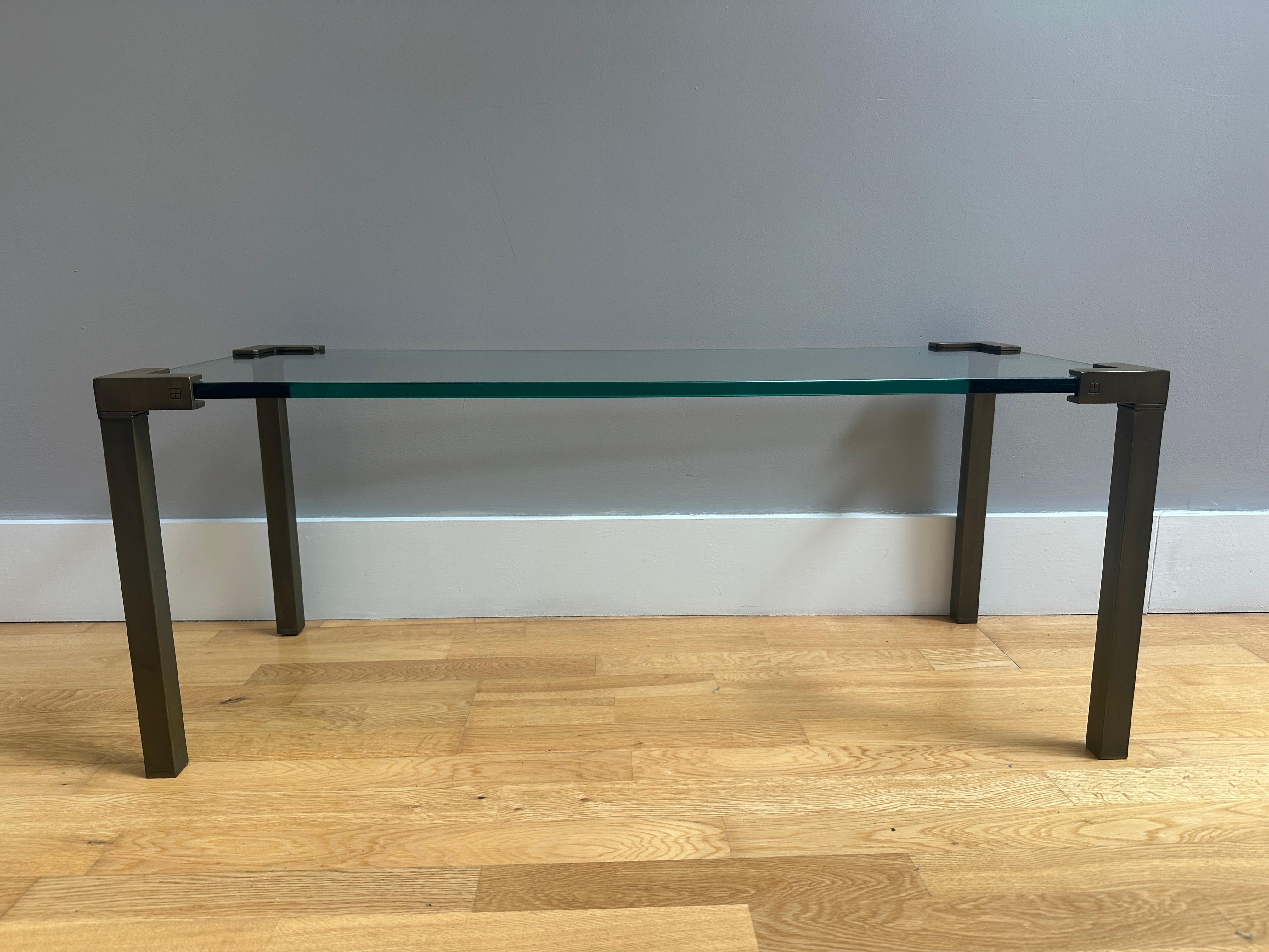 Bronze Table à café ou Cocktail Tables en bronze et verre de Peter Ghyczy en vente