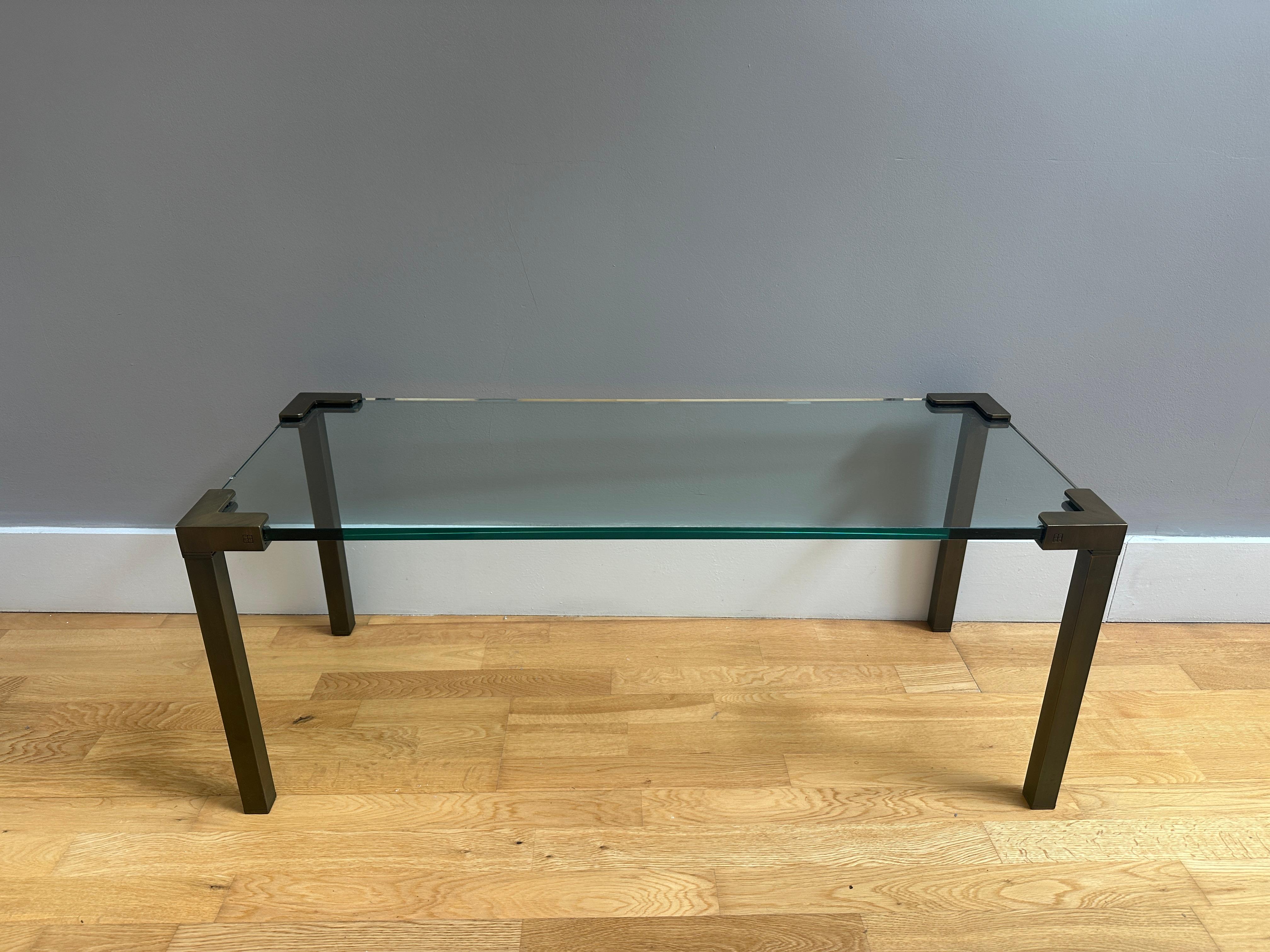Table à café ou Cocktail Tables en bronze et verre de Peter Ghyczy en vente 1