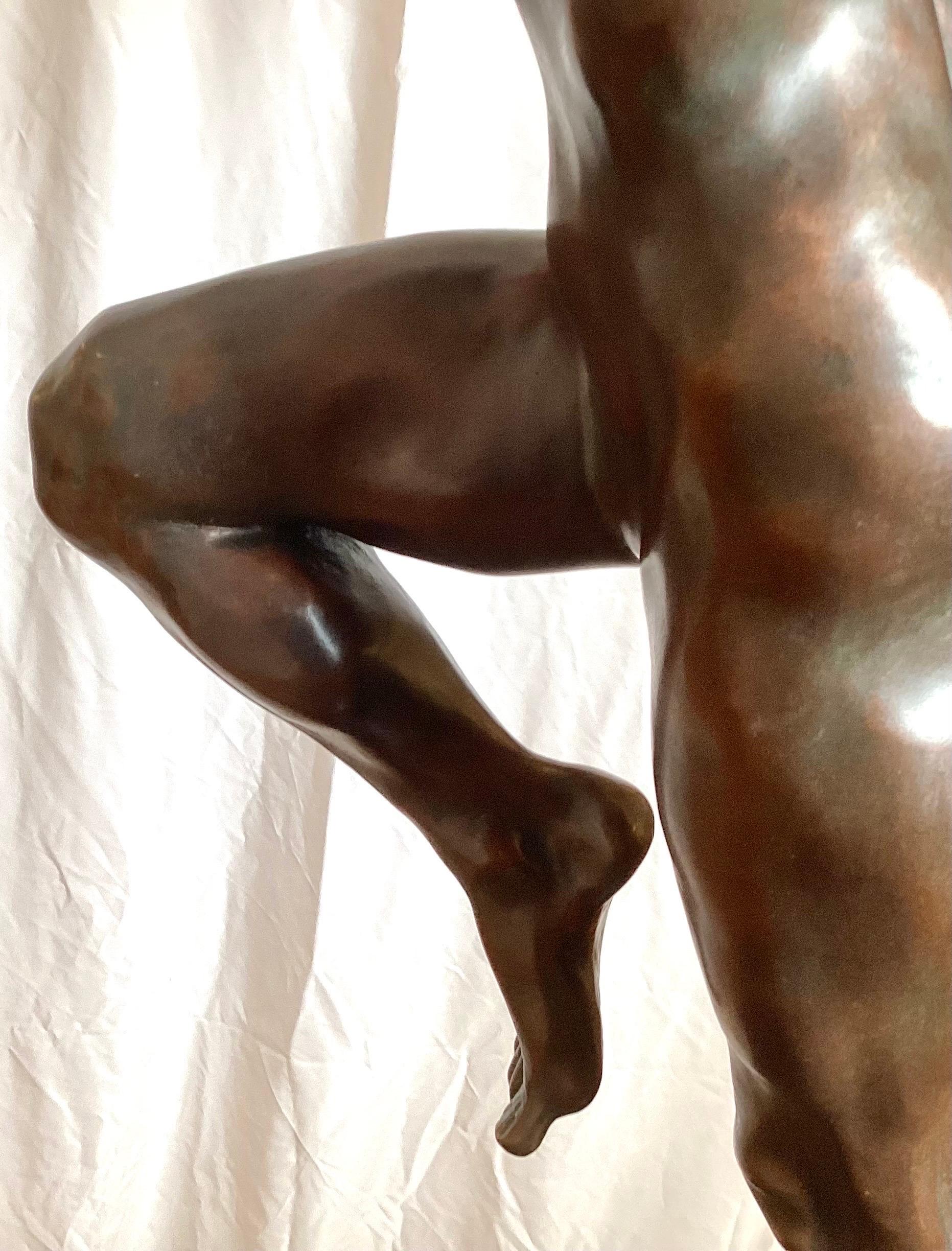 Eine Skulptur aus Bronze und Marmor mit dem Titel Joy von Kirsten Kokkin im Angebot 12