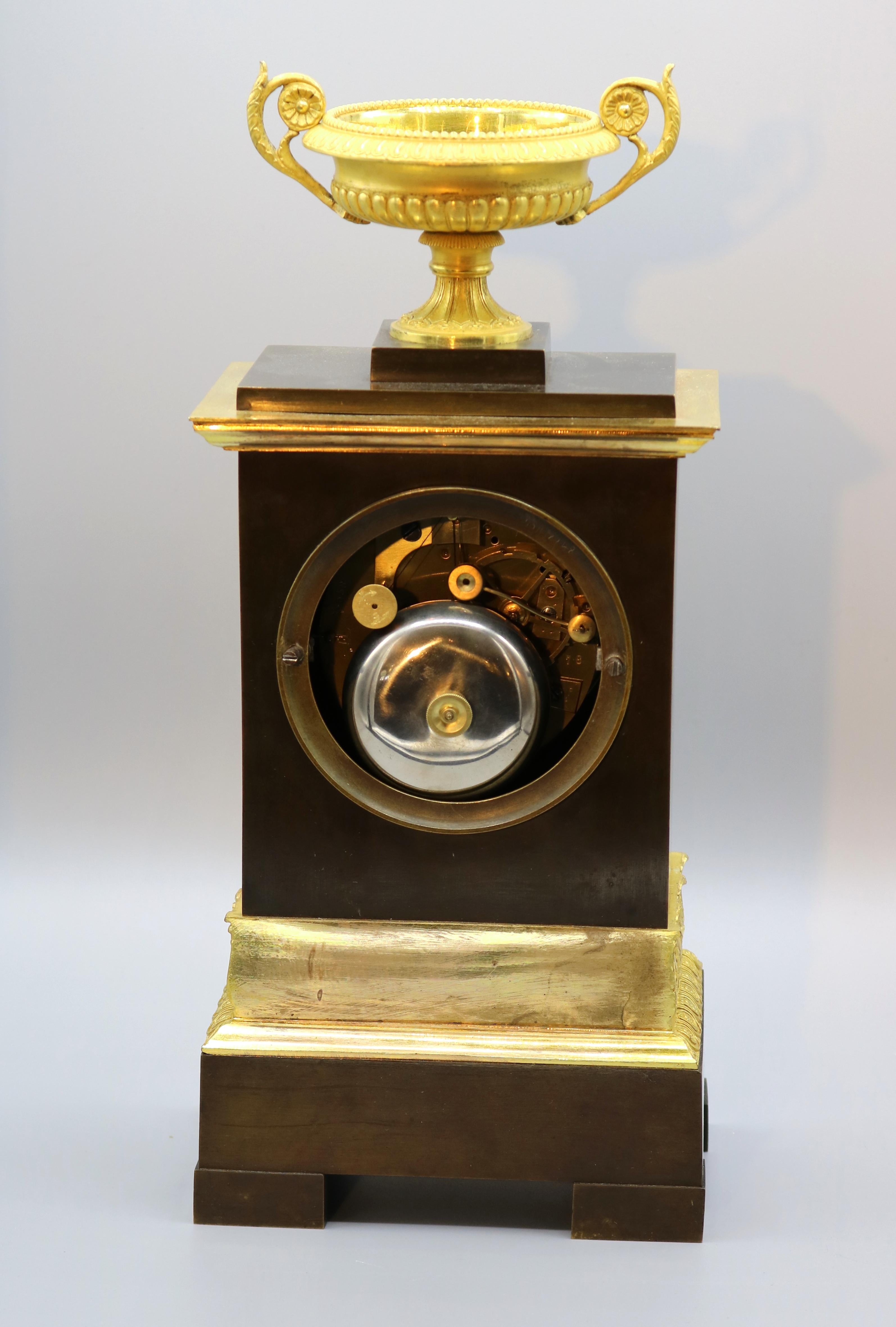 Bronze- und Goldbronze-Uhr, 19. Jahrhundert, Französisch, Seidenanhänger auffällig (Regency) im Angebot
