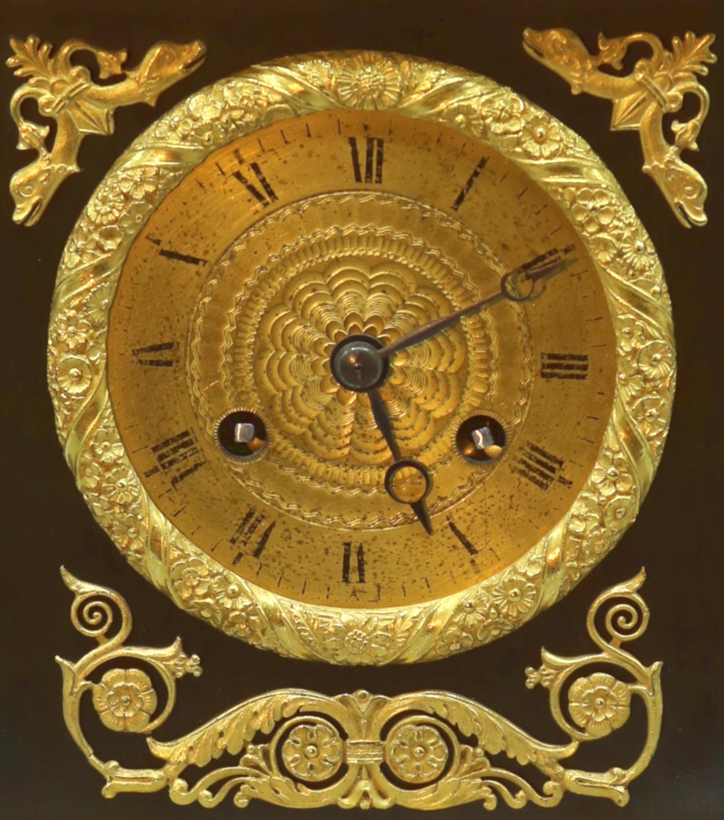 Bronze- und Goldbronze-Uhr, 19. Jahrhundert, Französisch, Seidenanhänger auffällig im Angebot 1