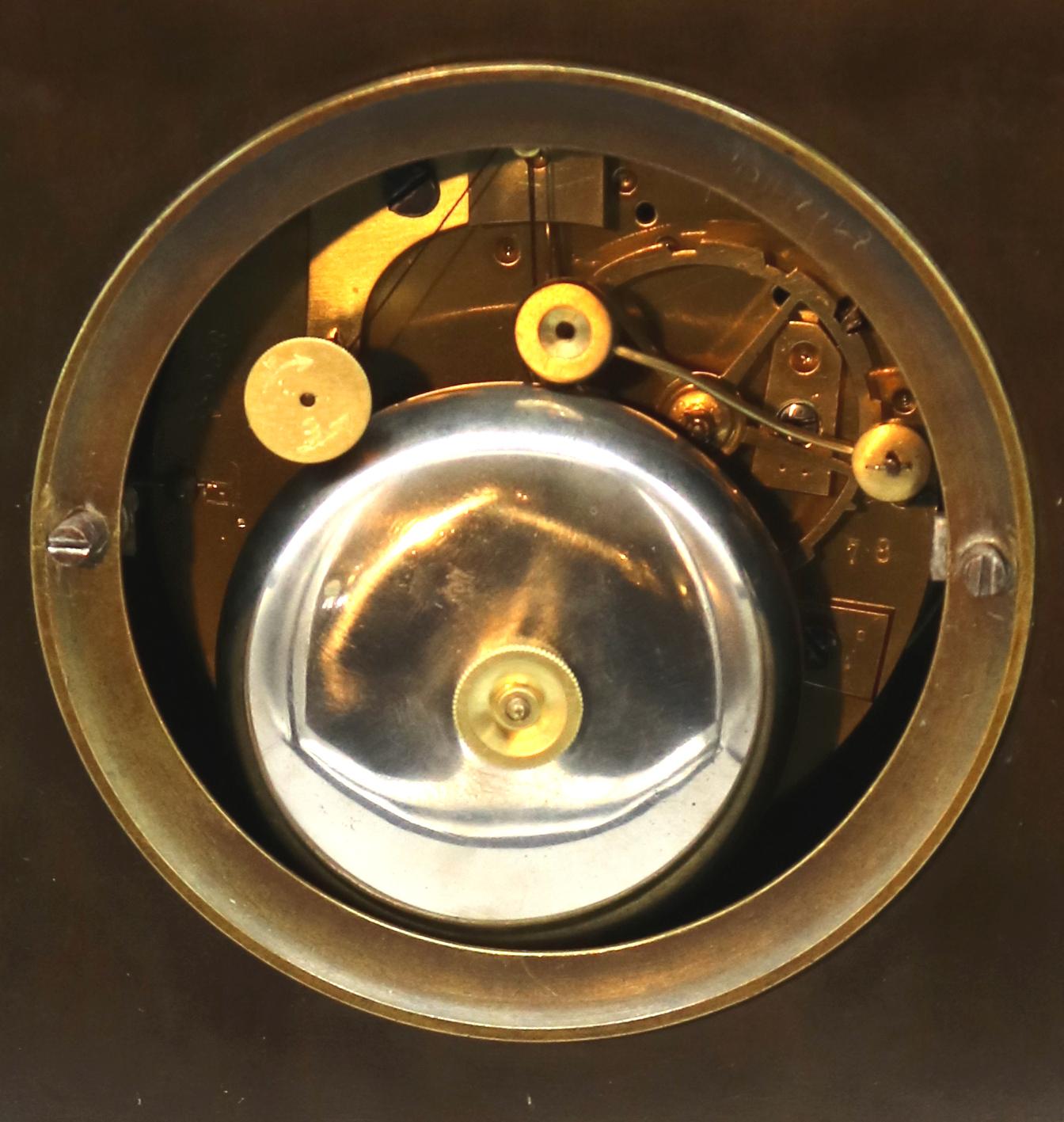 Bronze- und Goldbronze-Uhr, 19. Jahrhundert, Französisch, Seidenanhänger auffällig im Angebot 4