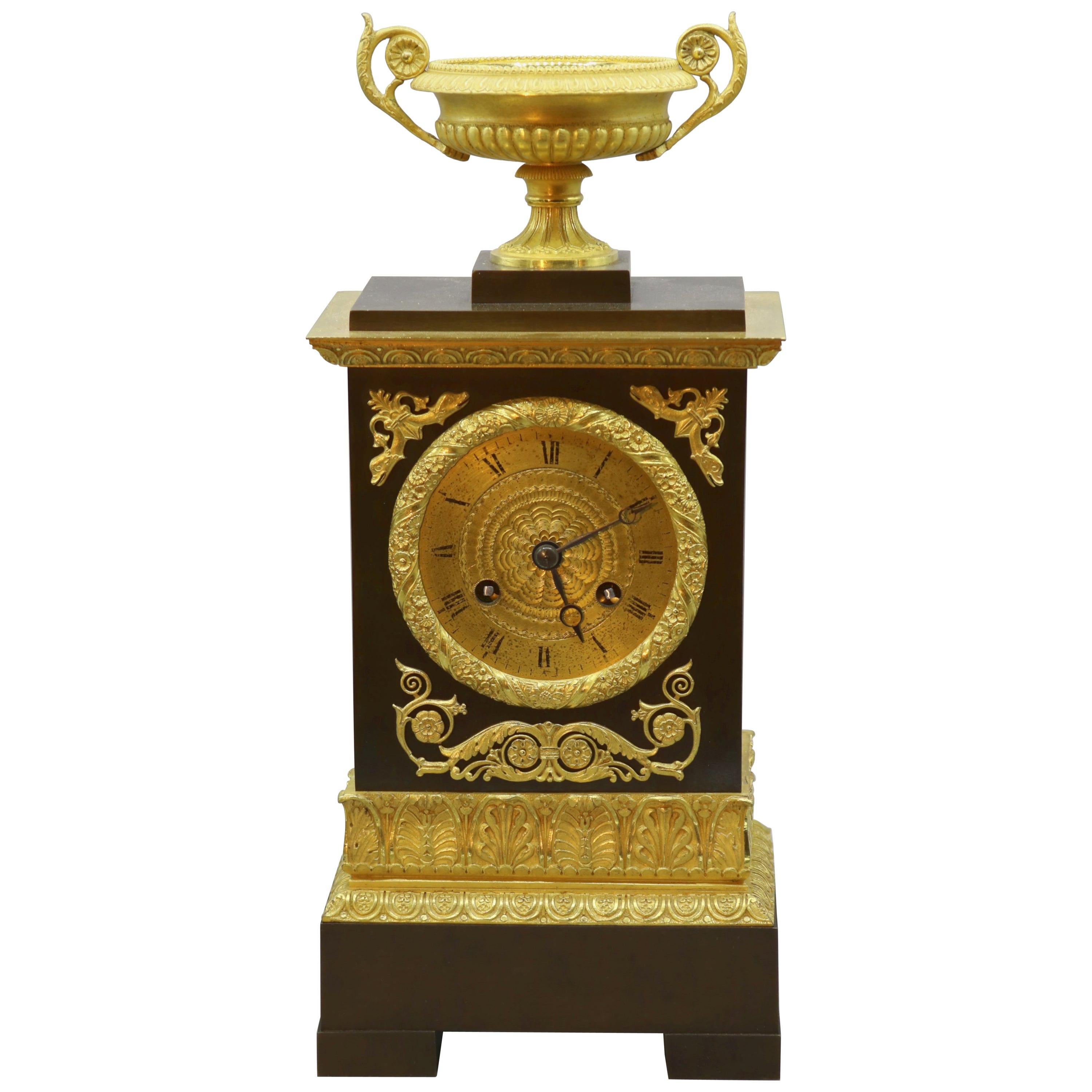 Bronze- und Goldbronze-Uhr, 19. Jahrhundert, Französisch, Seidenanhänger auffällig