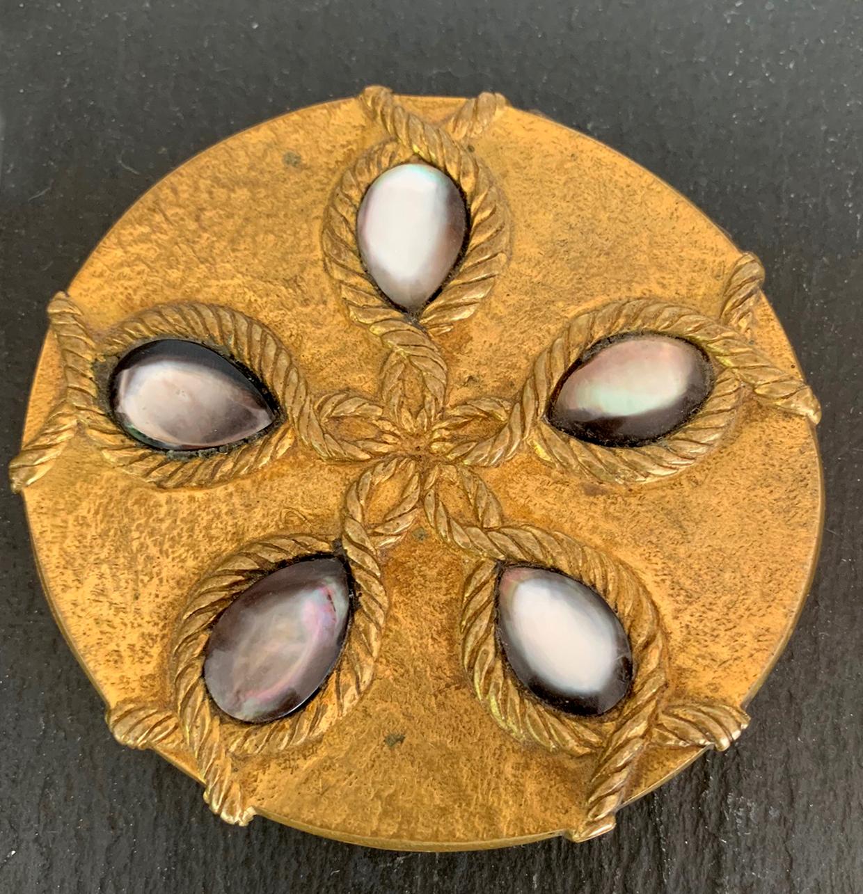Dieses schöne kompakte Döschen aus Bronze des Pariser Juweliers Line Vautrin (1913-1997) aus der Zeit um 1945 trägt den Namen 