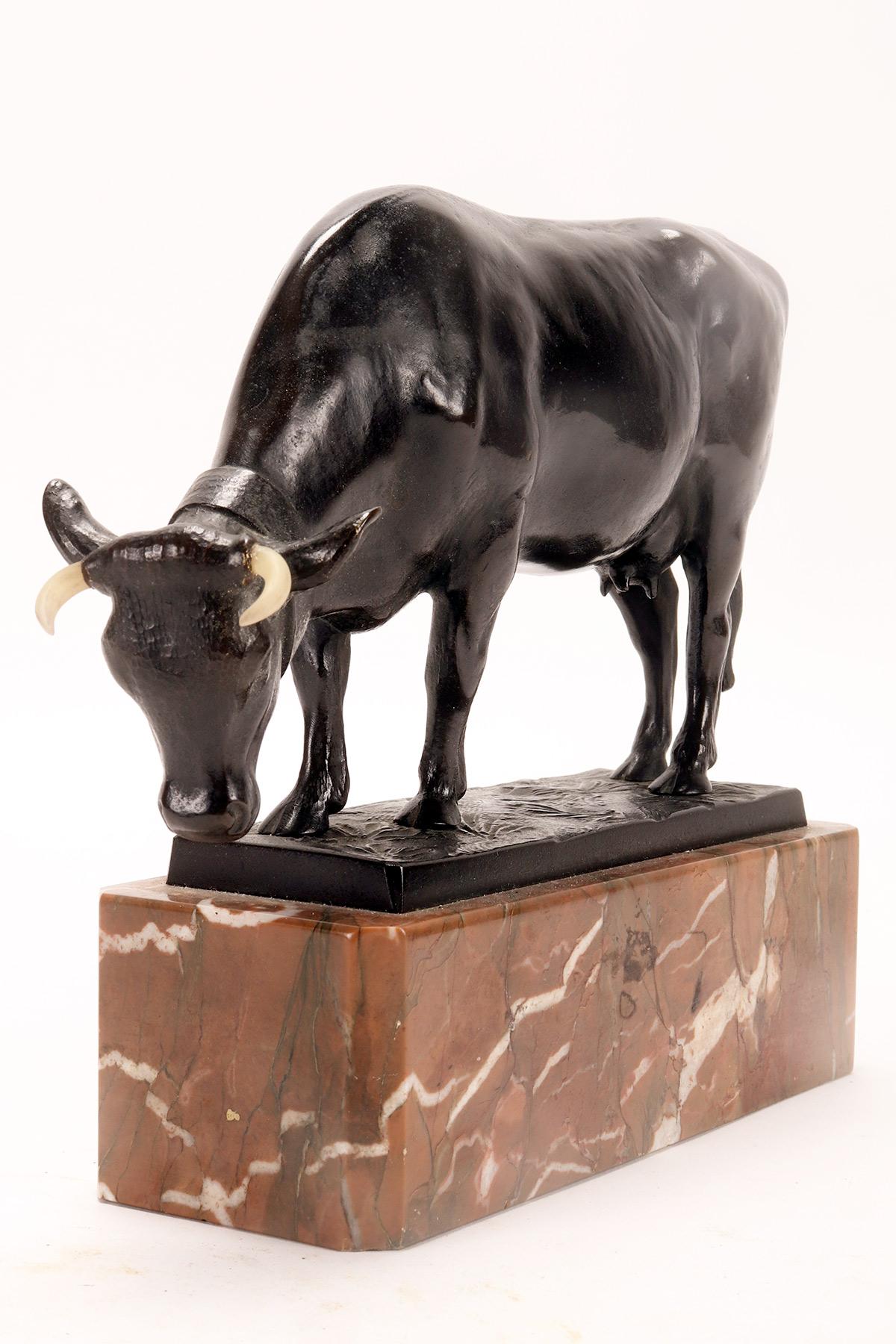 French A bronze cow sculpture signed Moseriz, France 1880.  For Sale