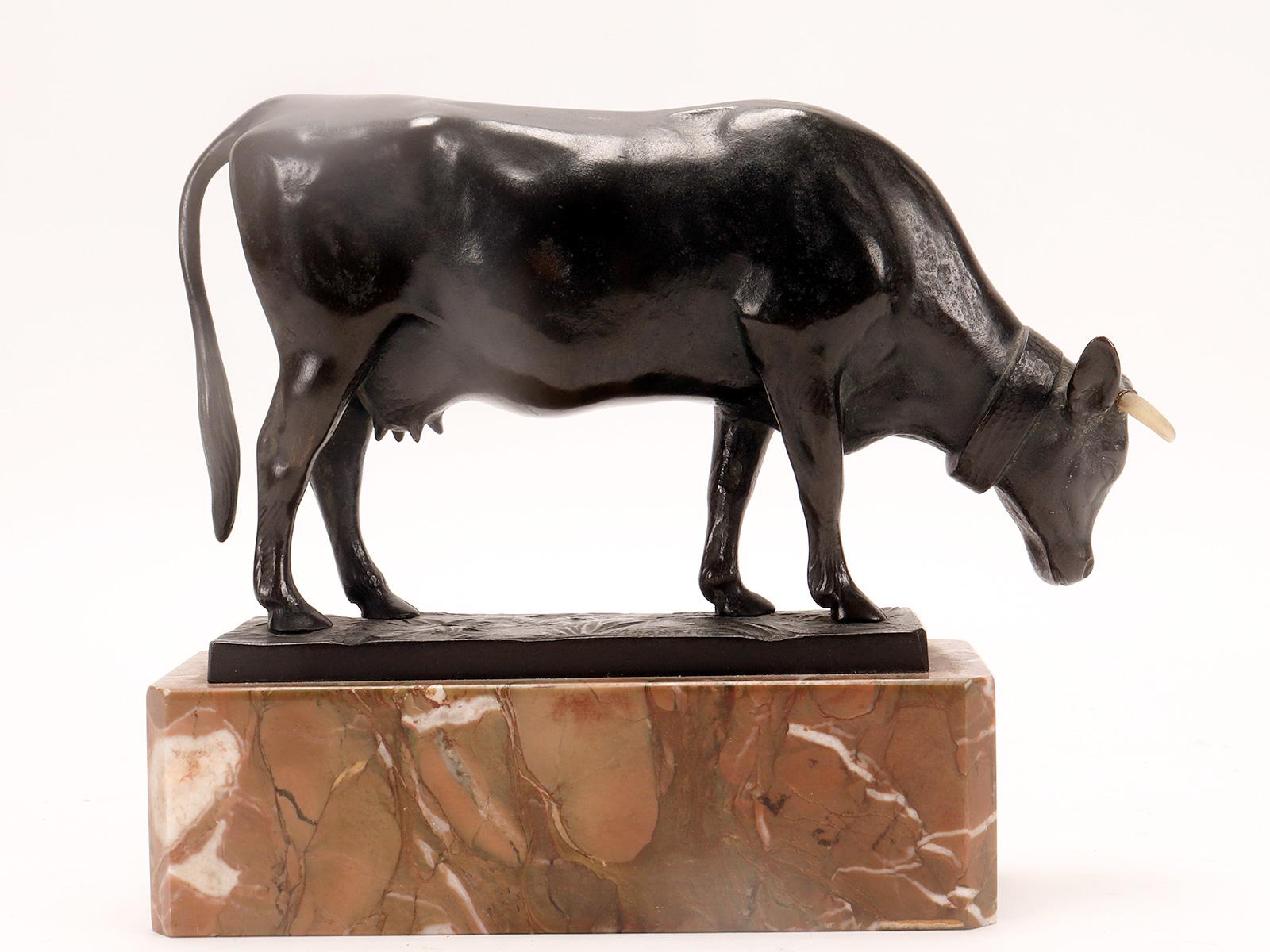 A bronze cow sculpture signed Moseriz, France 1880.  In Good Condition For Sale In Milan, IT