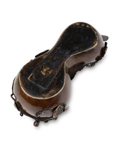 Eine Bronzeskulptur eines Kürbisgewächses, die als Wassertropfer oder Suitki verwendet werden kann