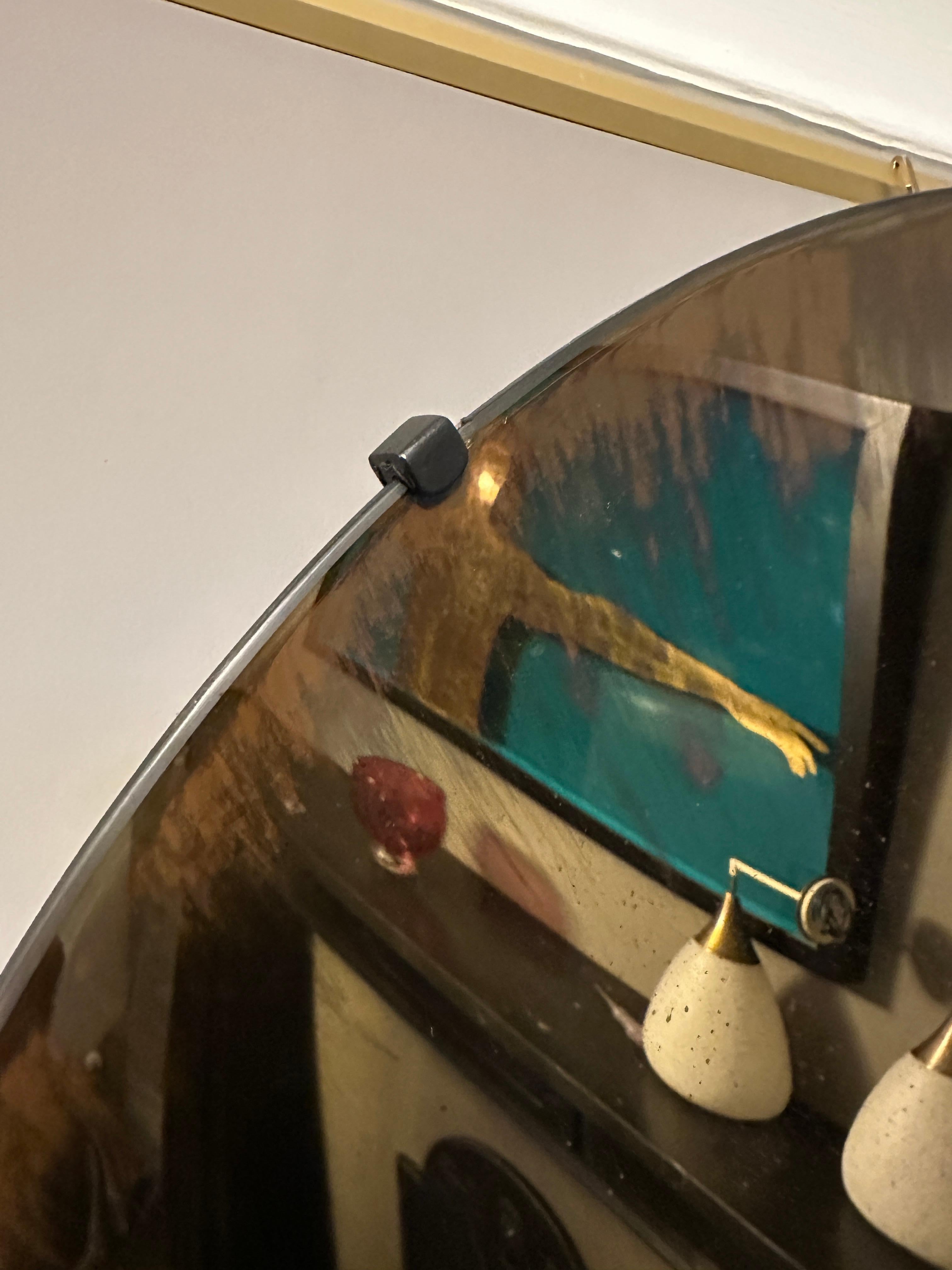Moderno Uno specchio circolare concavo in bronzo invecchiato in vendita