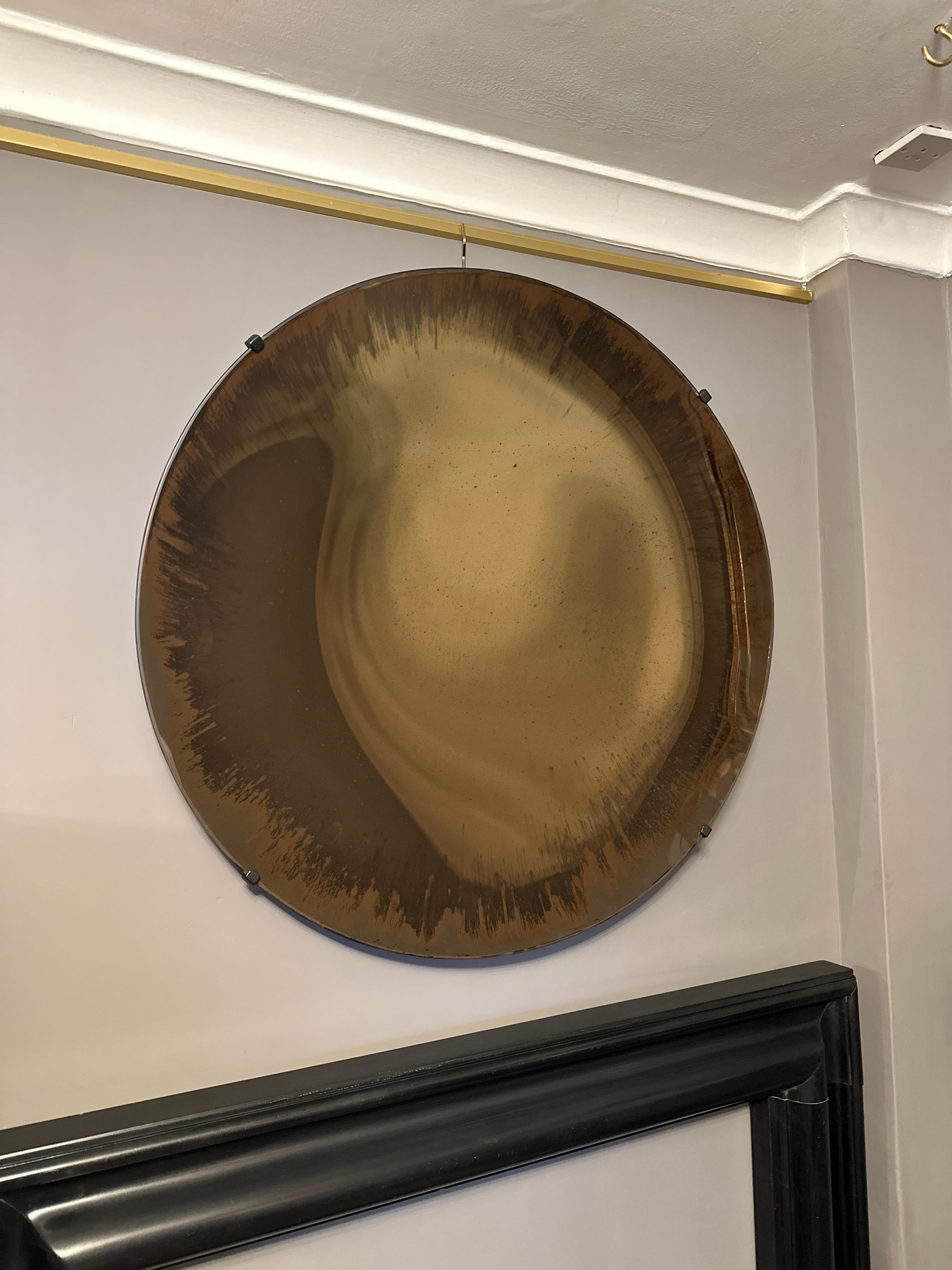 Uno specchio circolare concavo in bronzo invecchiato in vendita 2
