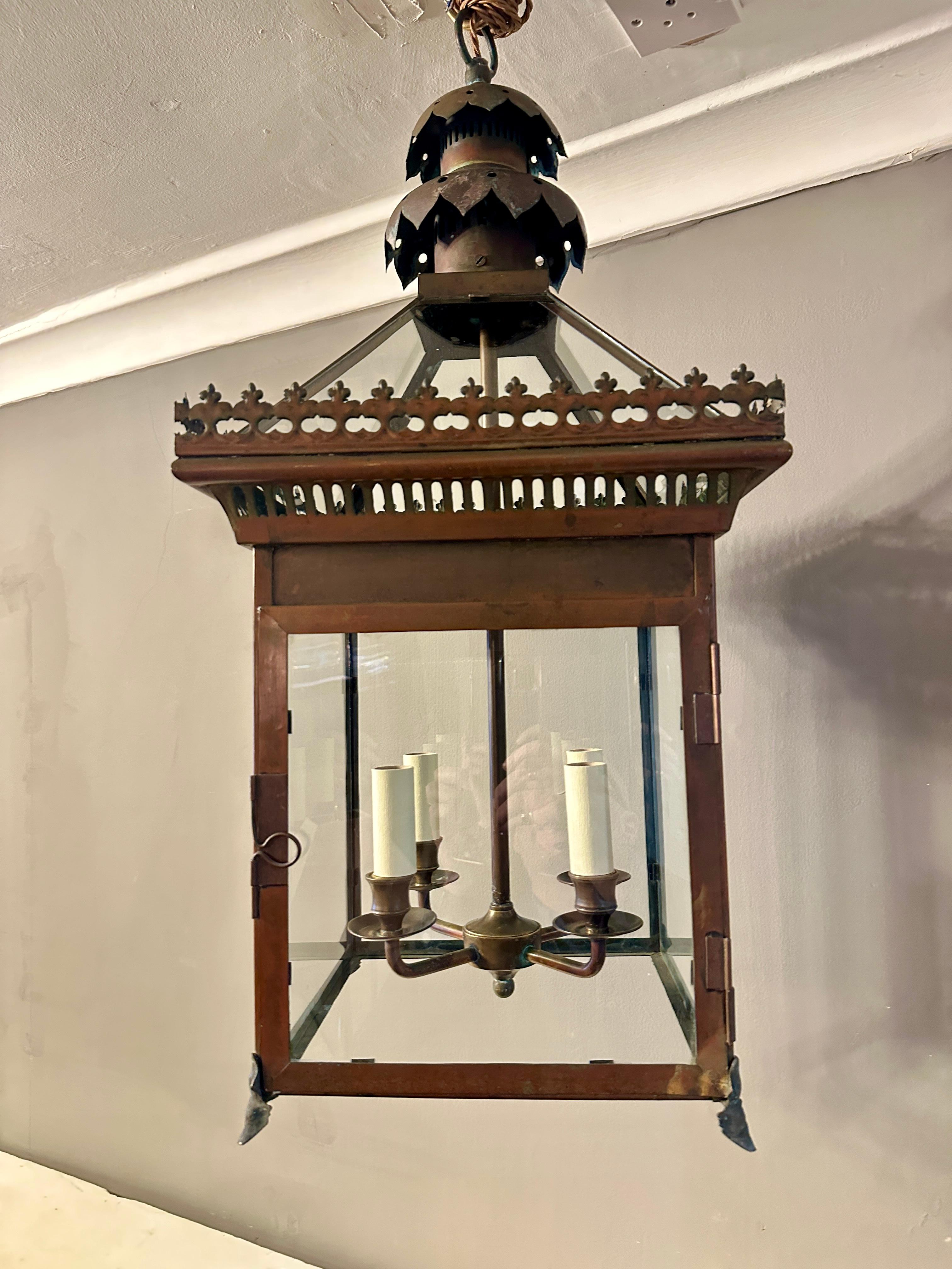 Linterna cuadrada de bronce con cuatro cristales en los lados y en el techo, con salida de humos en forma de pétalo, filigrana perforada en la galería y una rama de cuatro brazos en el interior
Inglés Circa 1900 