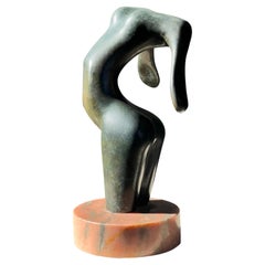Eine figurative Bronzeskulptur nach Henry Moore, signiert, 20. Jahrhundert