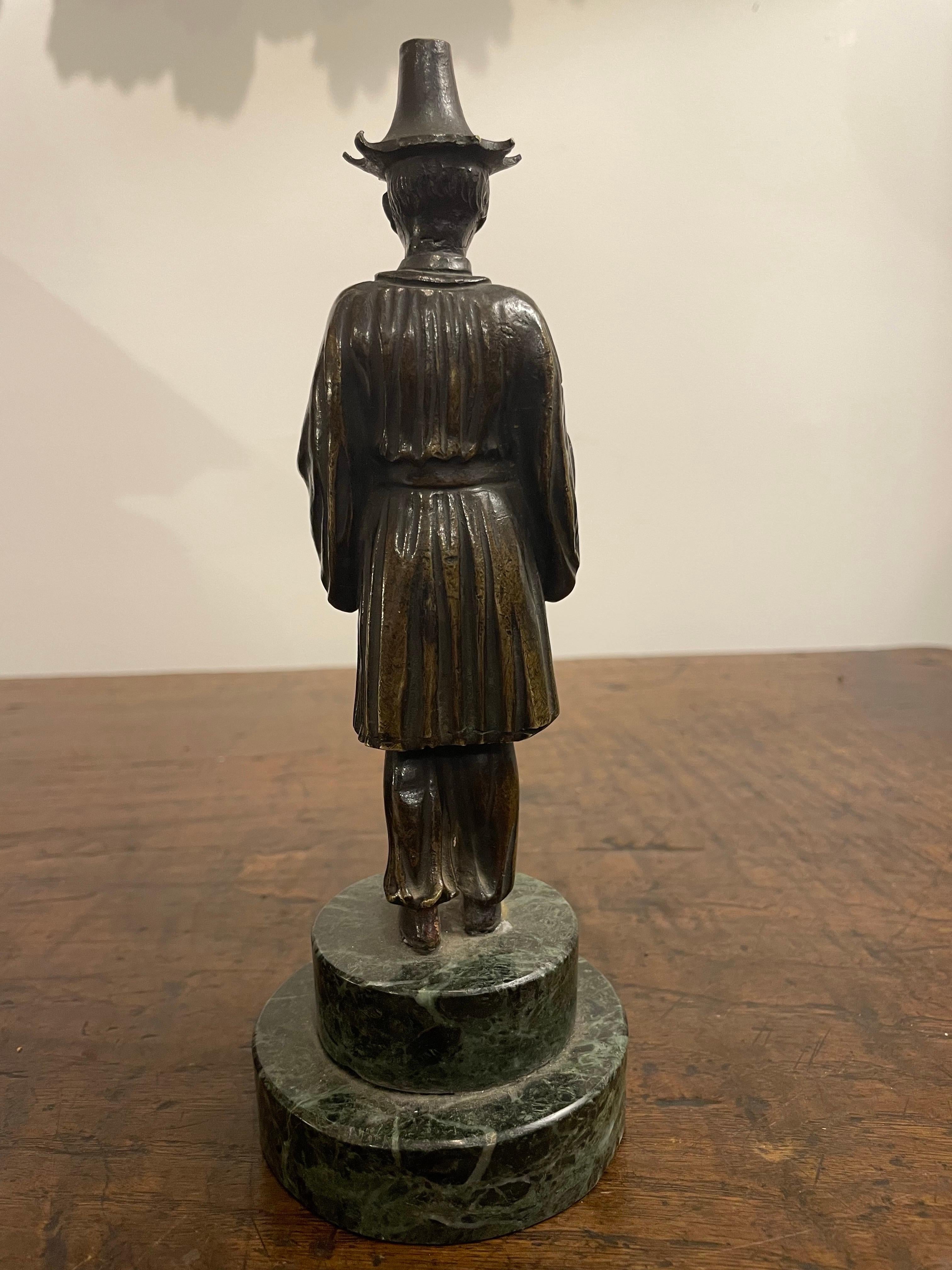 Calco Figura in bronzo di un Manciù su una base di marmo verde, XIX secolo in vendita