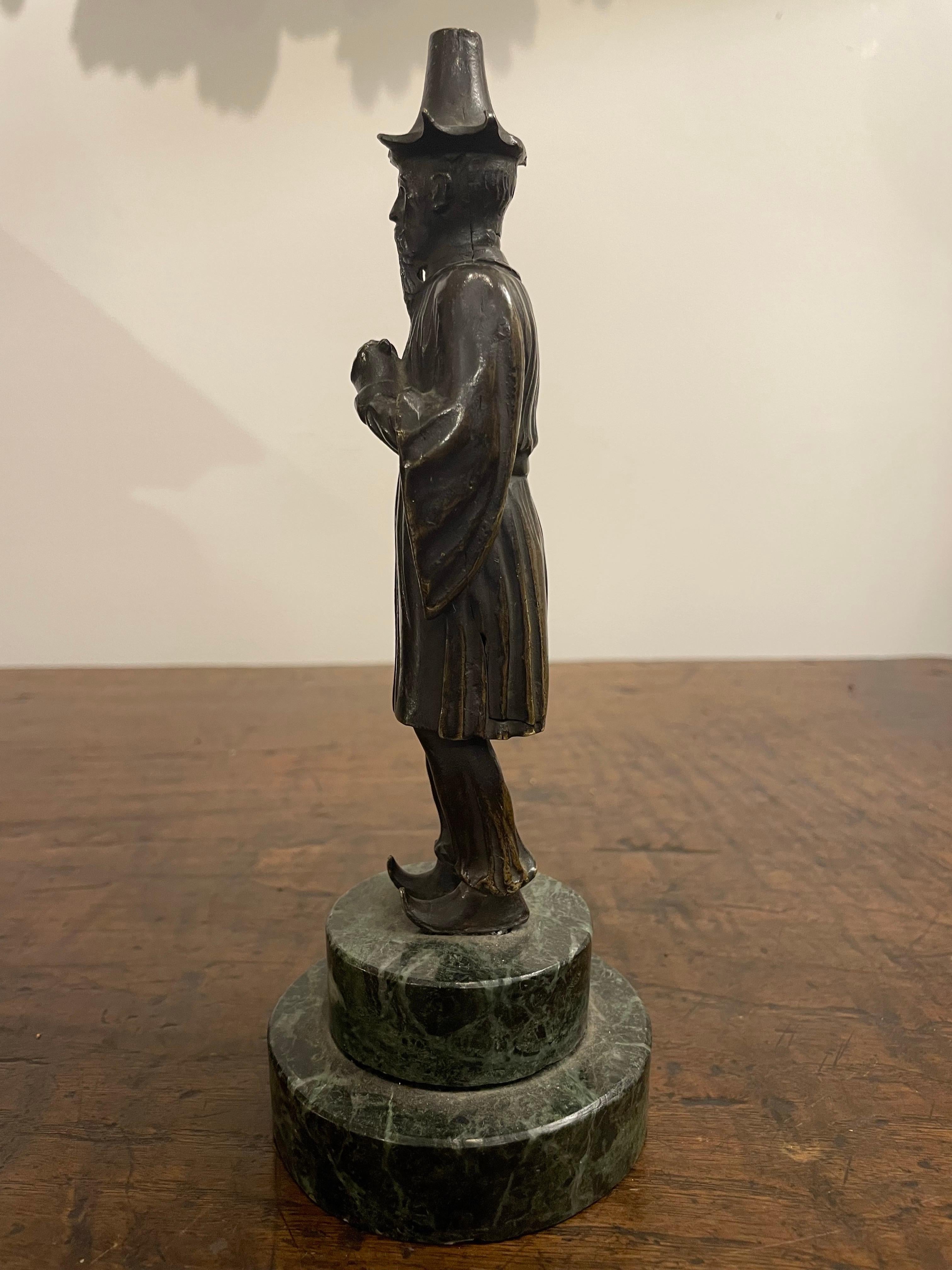 Figura in bronzo di un Manciù su una base di marmo verde, XIX secolo In condizioni buone in vendita a ARMADALE, VIC