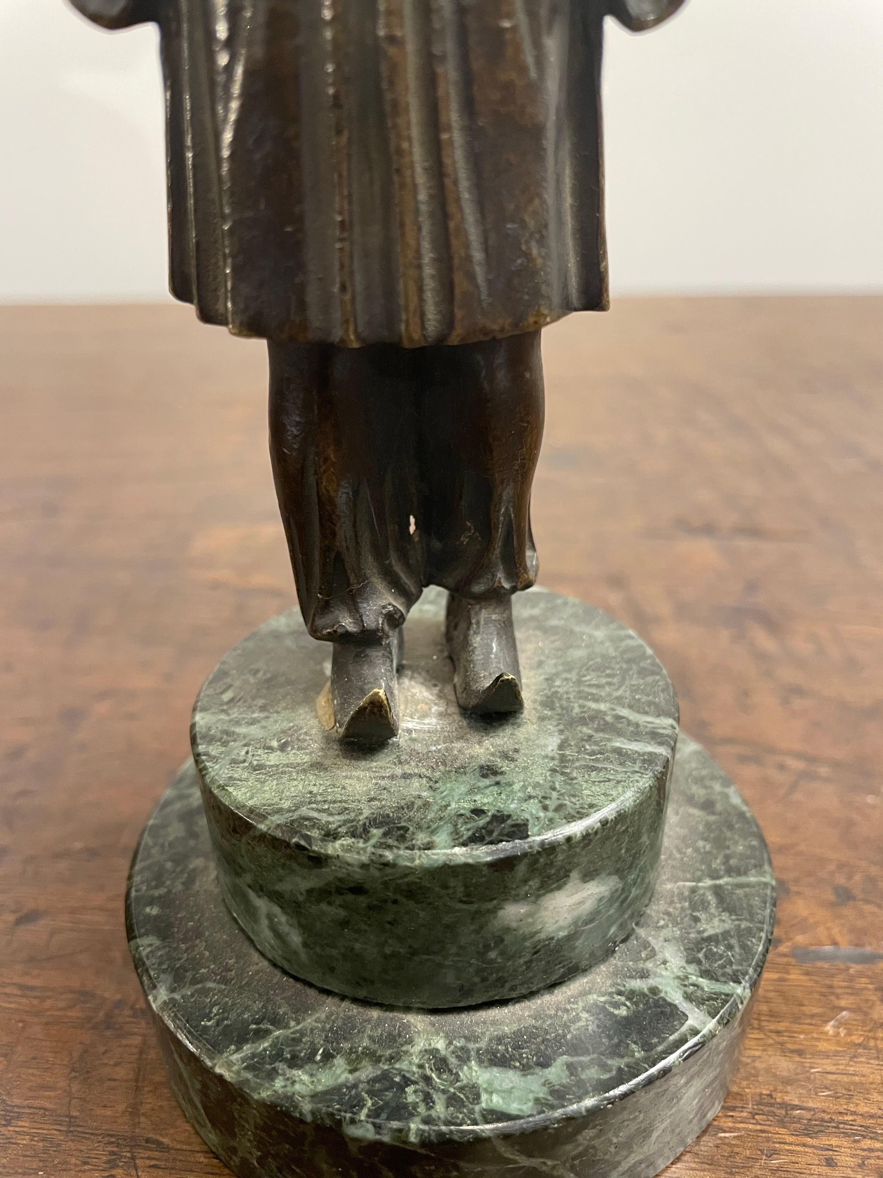 Figura in bronzo di un Manciù su una base di marmo verde, XIX secolo in vendita 1