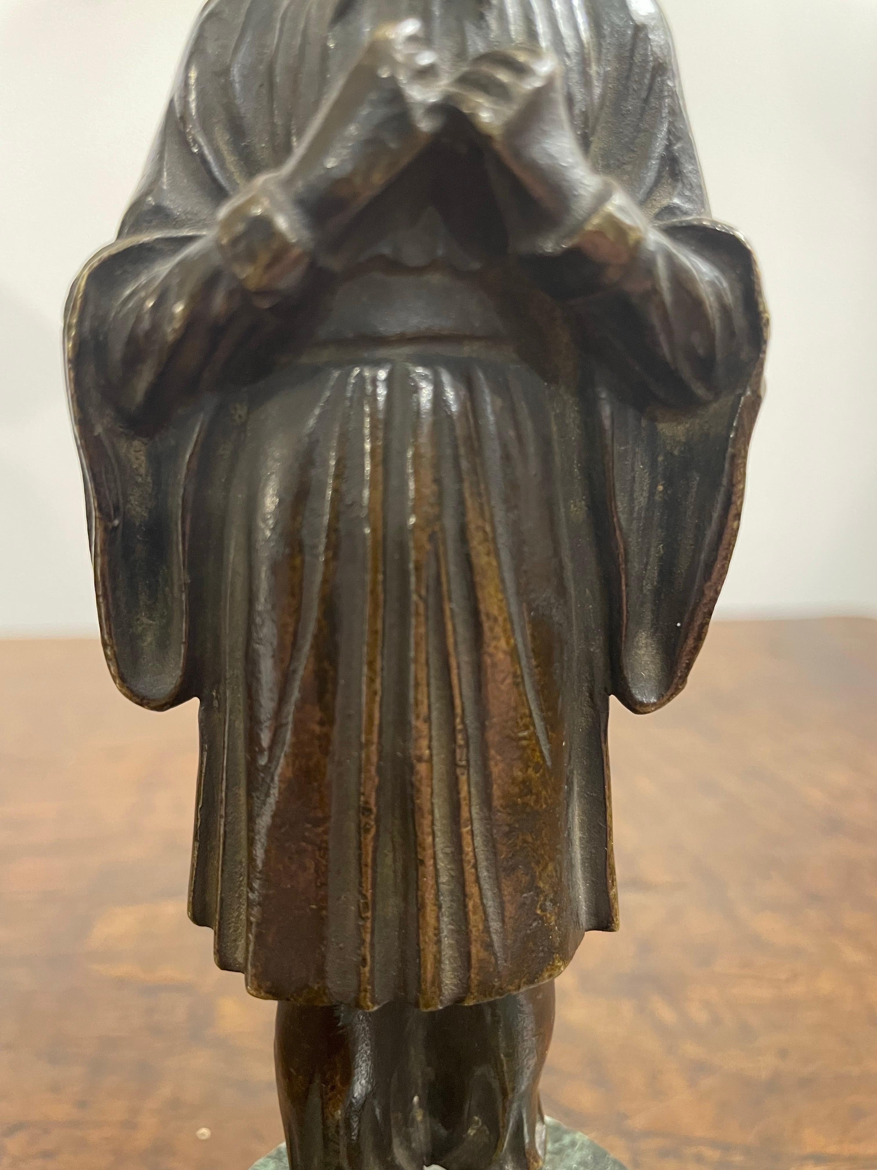 Figura in bronzo di un Manciù su una base di marmo verde, XIX secolo in vendita 2