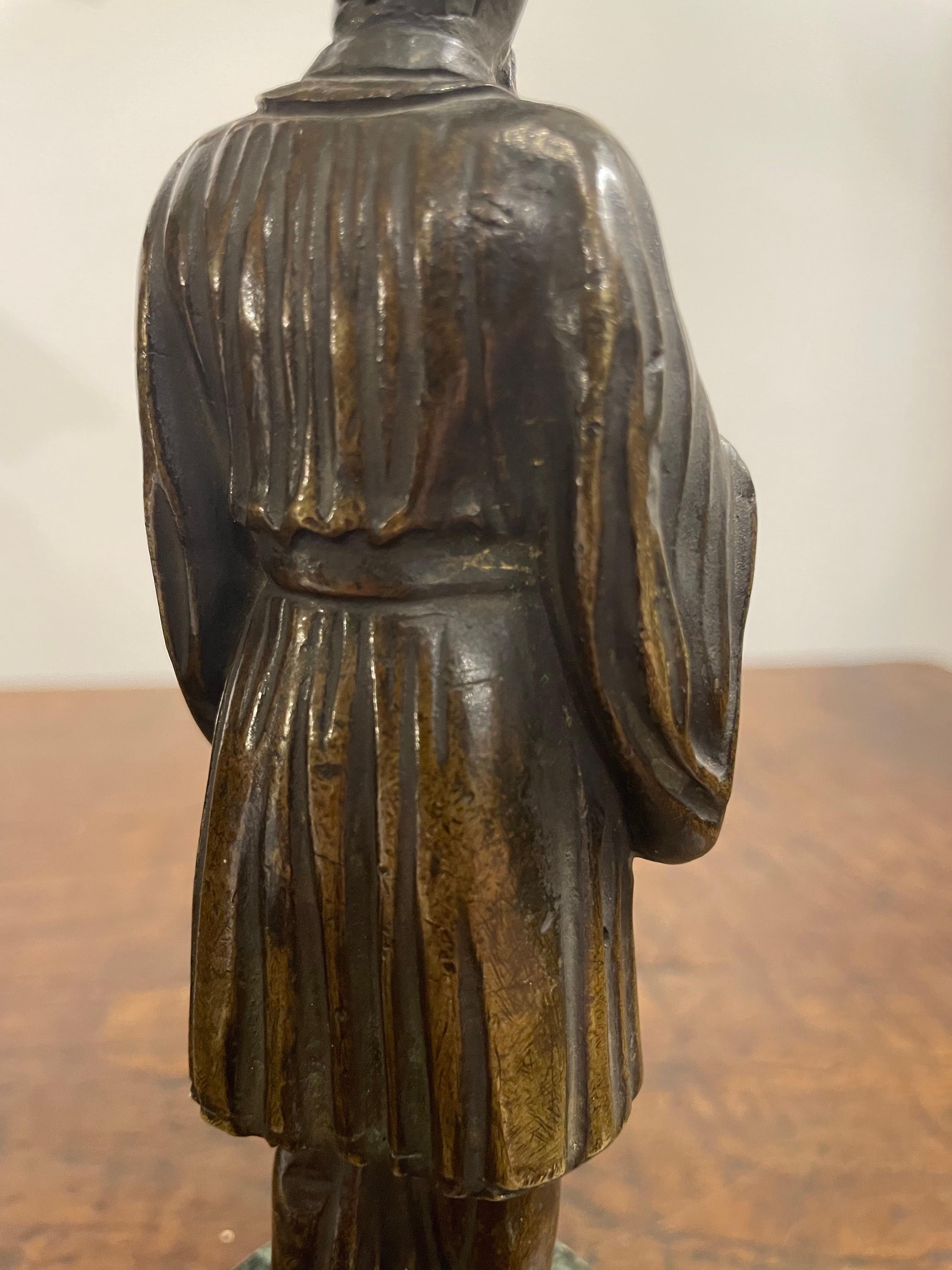 Figura in bronzo di un Manciù su una base di marmo verde, XIX secolo in vendita 3